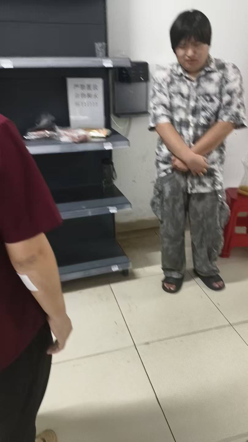 这是那个老哥啊，去超市偷东西被抓了



17 / 作者:挂比了救我鸭 / 