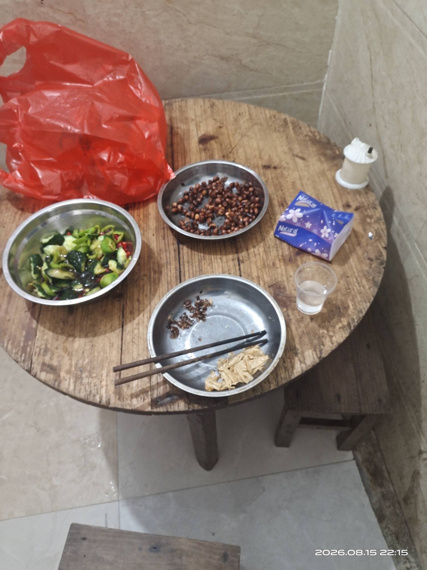 一个人从7点开始喝到现在，啤酒变白酒

40 / 作者:挂壁哥 / 