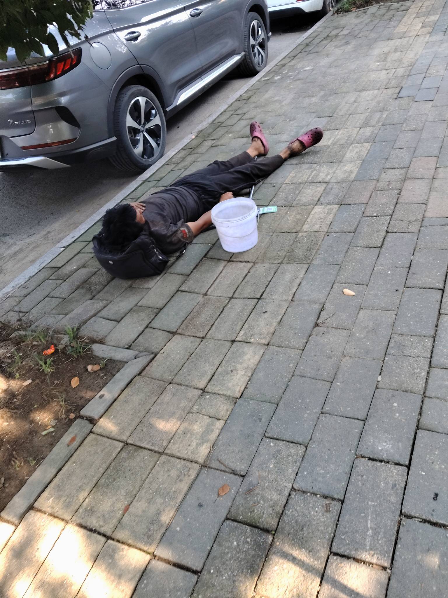 老哥别睡了，起来给我发支烟。

51 / 作者:扎巴头 / 