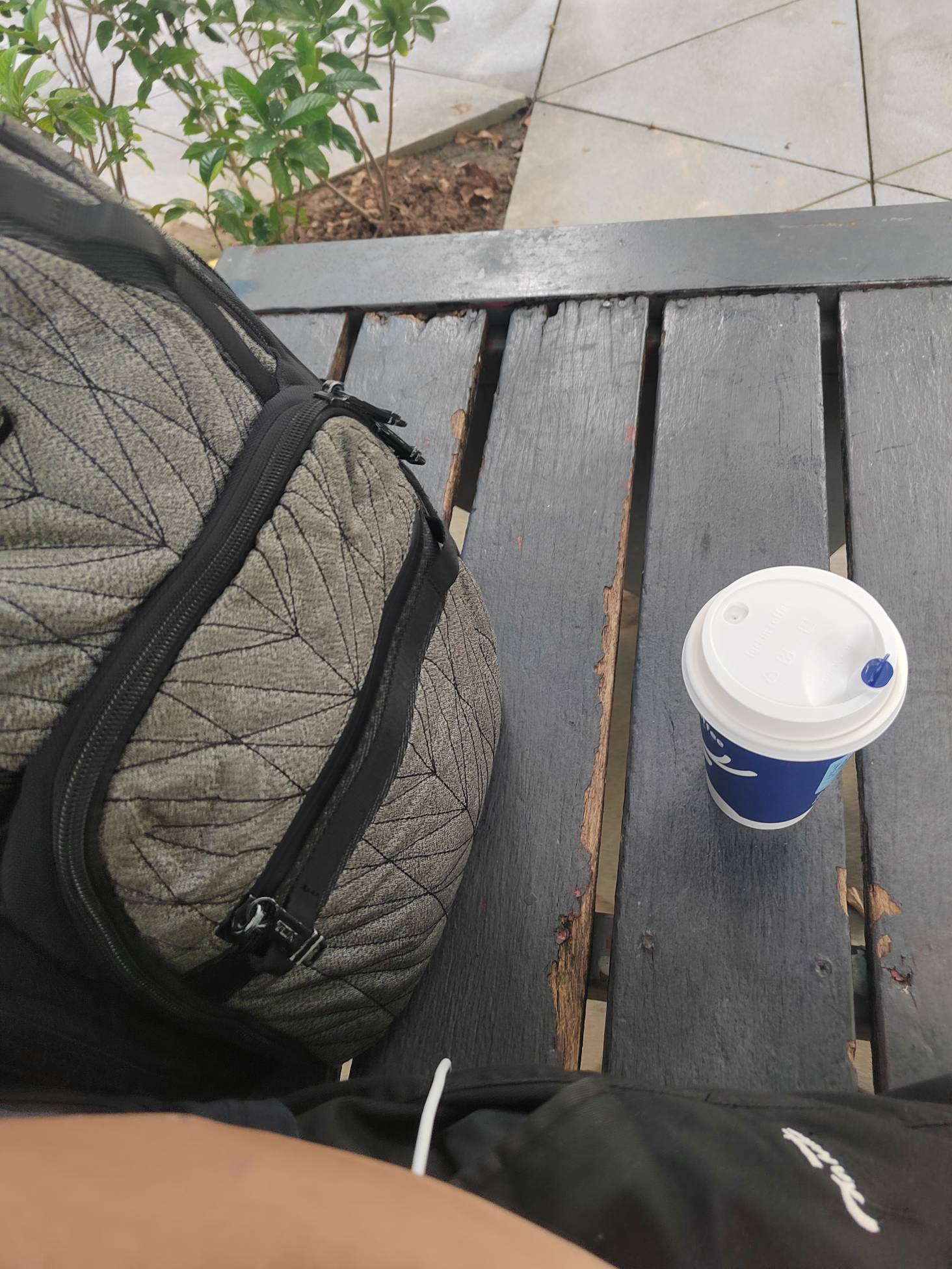 凑了差不多两小时凑出这杯拿铁，不容易。挂壁路边也戒不了咖啡。晒晒太阳吹吹风度过一10 / 作者:林伯不卖菠萝鱼 / 