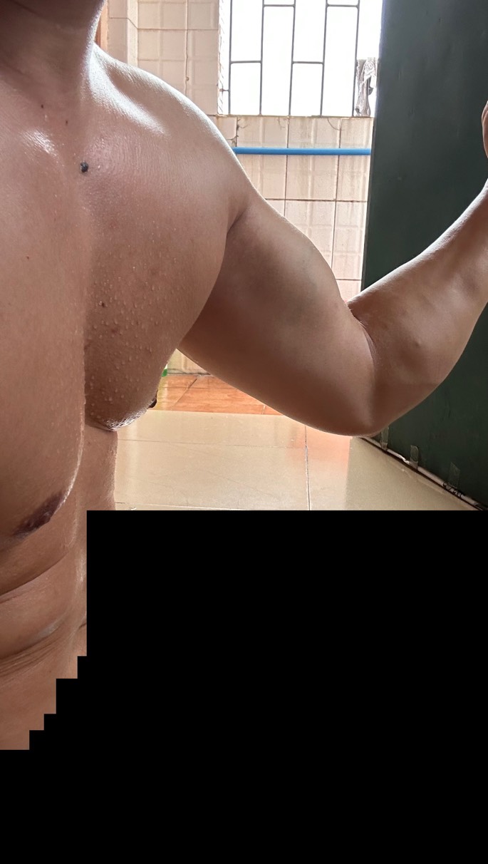 对面总有个大妈喵我，是不是我只穿裤衩锻炼的缘故，练完就湿了懒得洗，所以不穿长裤

30 / 作者:不知明的靓仔 / 