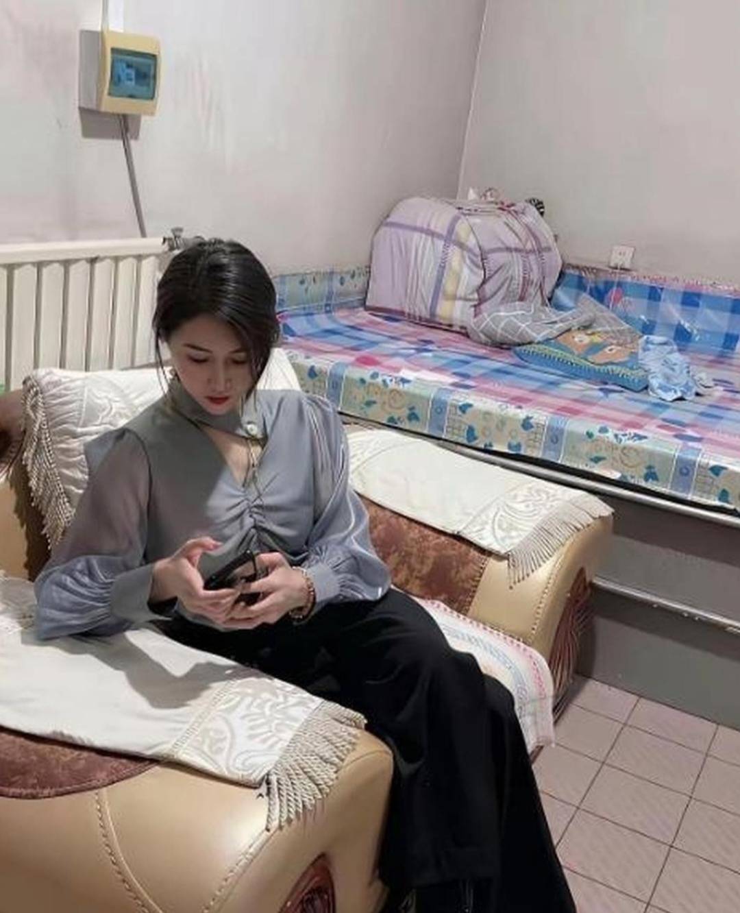 老婆从老家回来后也不怎么理我 一直看手机 我问她那个是什么 也不说话 还骂我 没办法99 / 作者:拿棍扒拉屎 / 