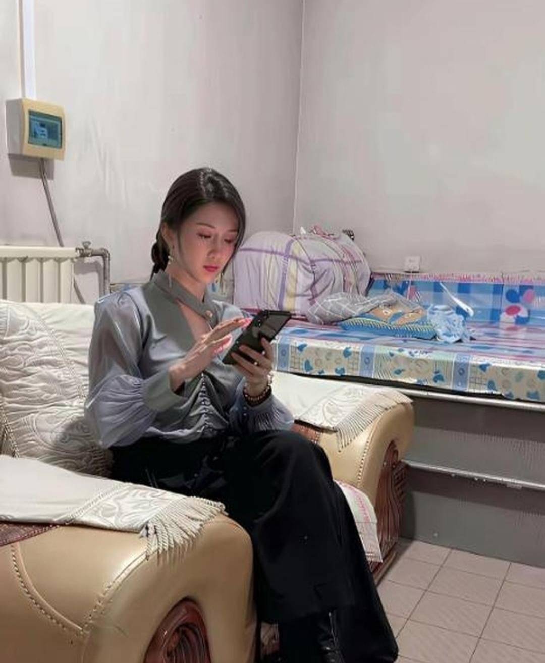 老婆从老家回来后也不怎么理我 一直看手机 我问她那个是什么 也不说话 还骂我 没办法33 / 作者:拿棍扒拉屎 / 