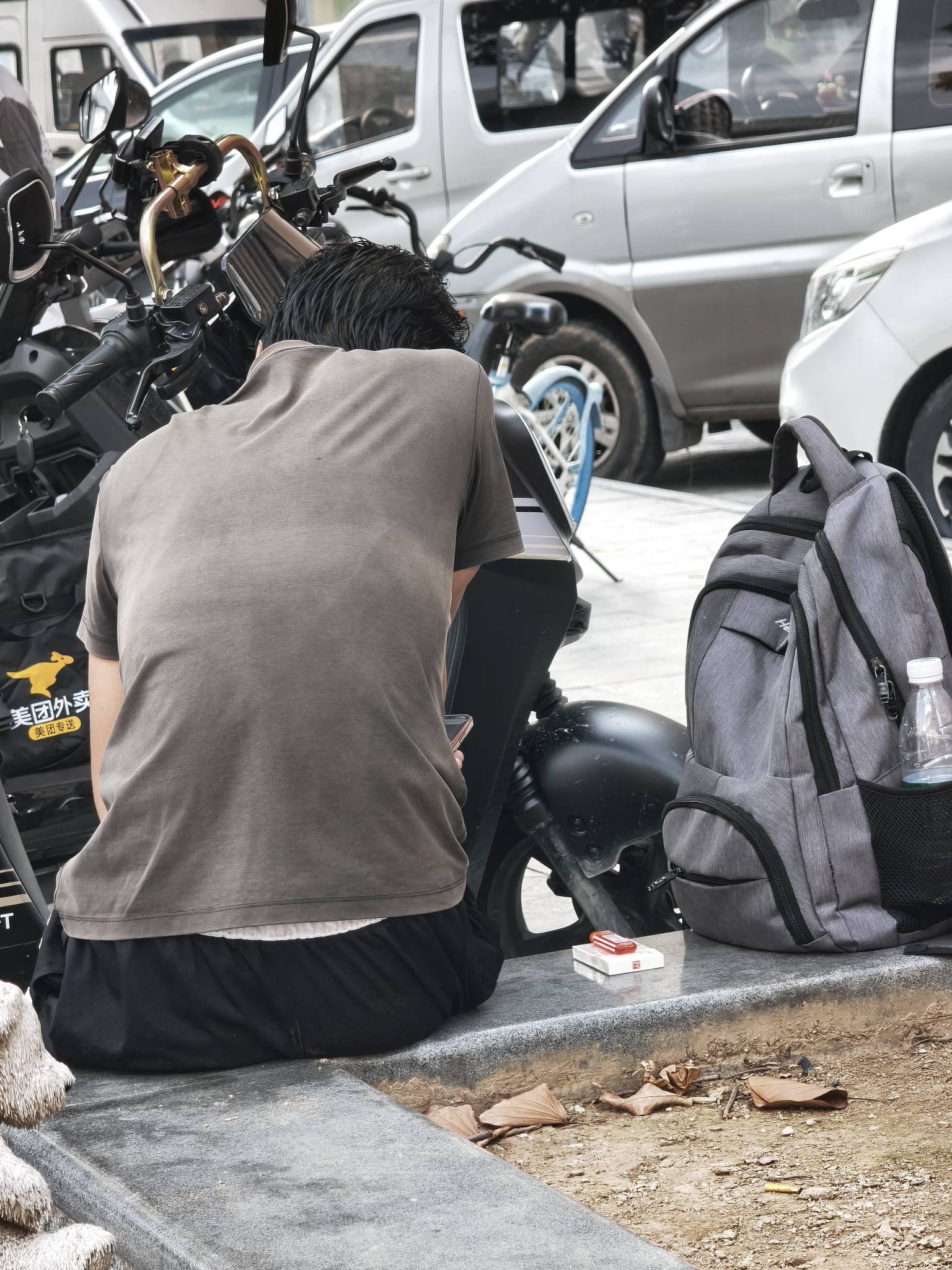 这是哪个挂壁老哥，早上我看在这里，我都快下班了现在还是在这里，头发油的都可以炒一55 / 作者:请前后移动手机 / 