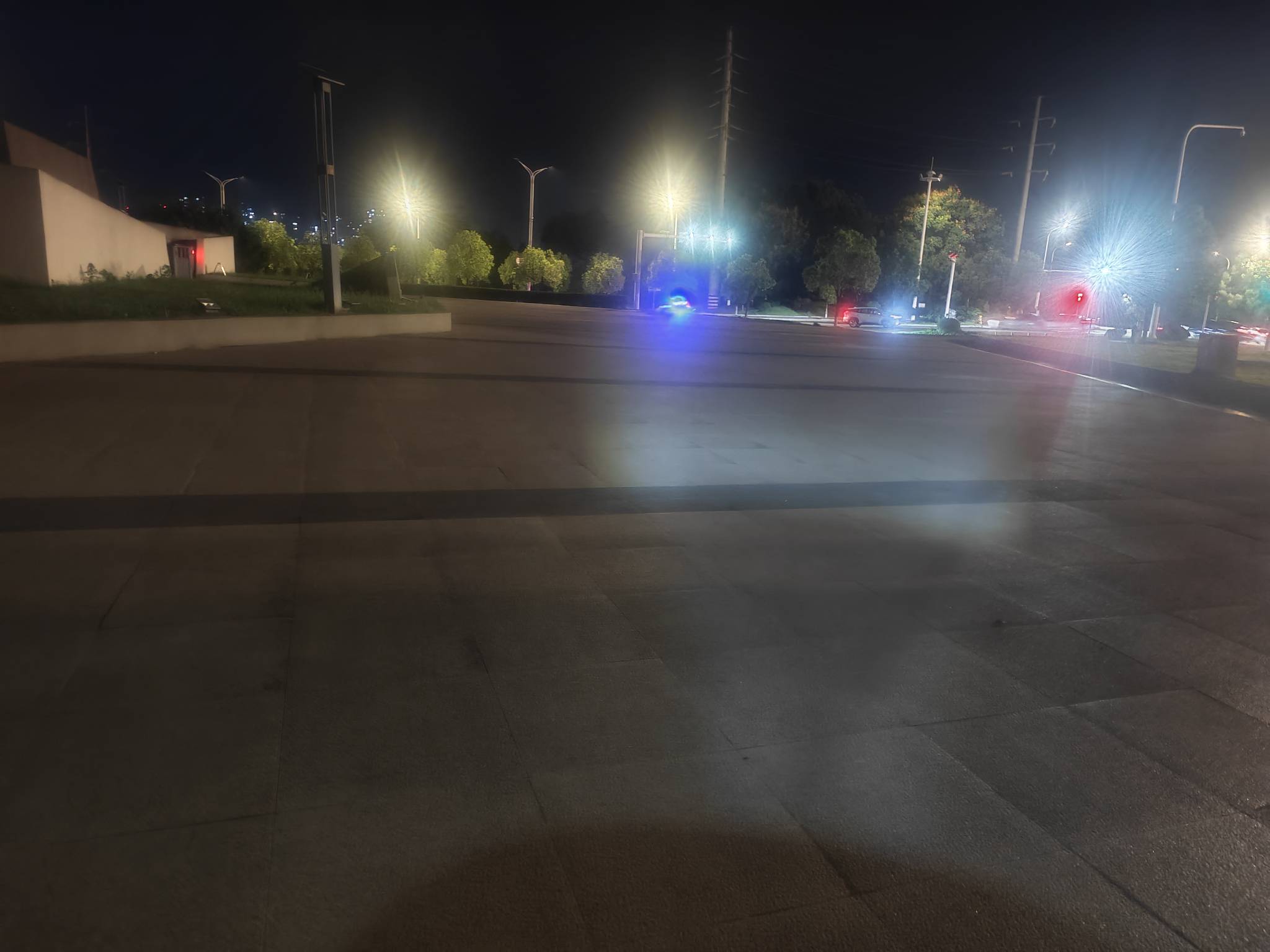 广场人都走光了，只剩我一个挂比仔沦落街头了，诶，公园蚊子太多，今晚就在广场了

22 / 作者:红菜苔 / 