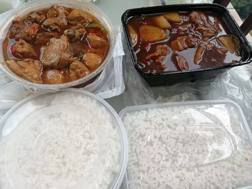 老哥们，吃饭了，老有人说我胖，其实我不胖，我就是胃袋大，我一顿三份米饭是标配，我40 / 作者:从简从简 / 