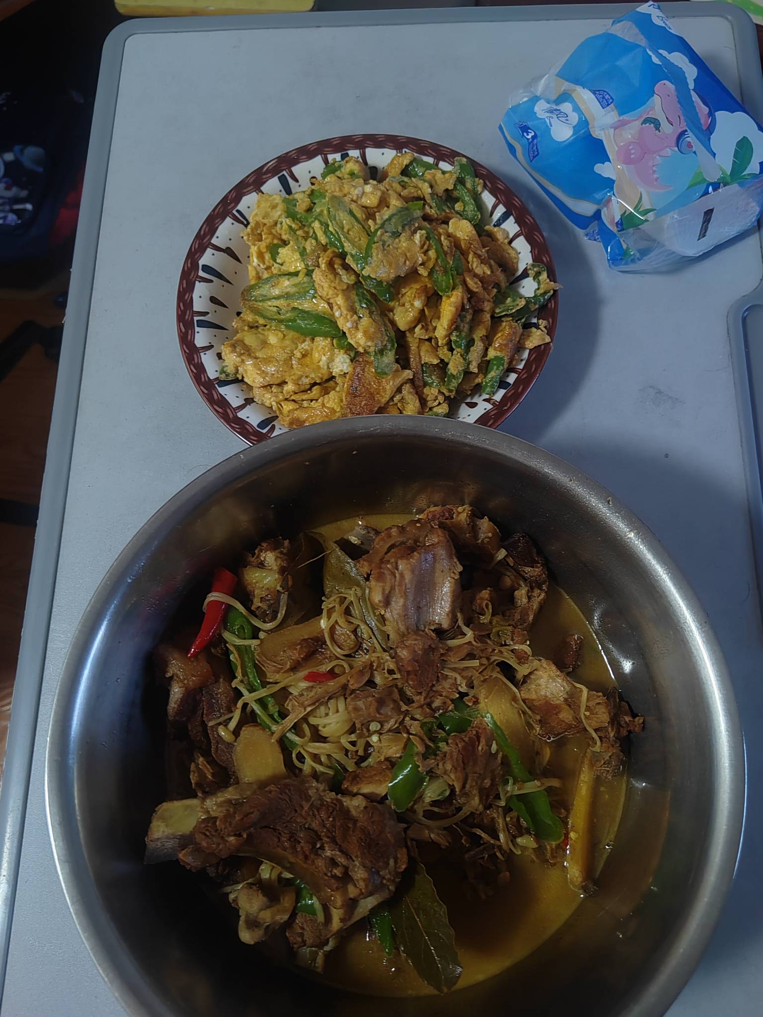 老哥先吃今天炖大骨头炒尖椒鸡蛋 带免费啤酒



9 / 作者:名字真难取啊 / 