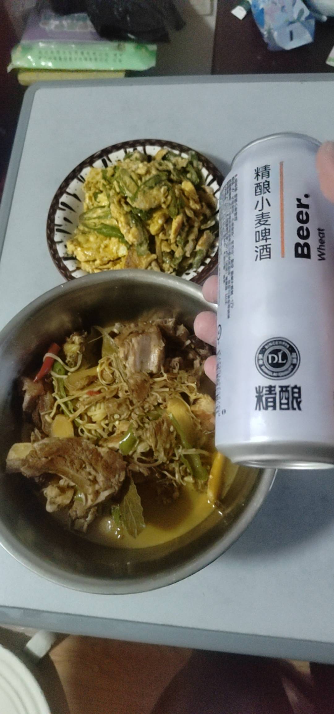 老哥先吃今天炖大骨头炒尖椒鸡蛋 带免费啤酒



64 / 作者:名字真难取啊 / 