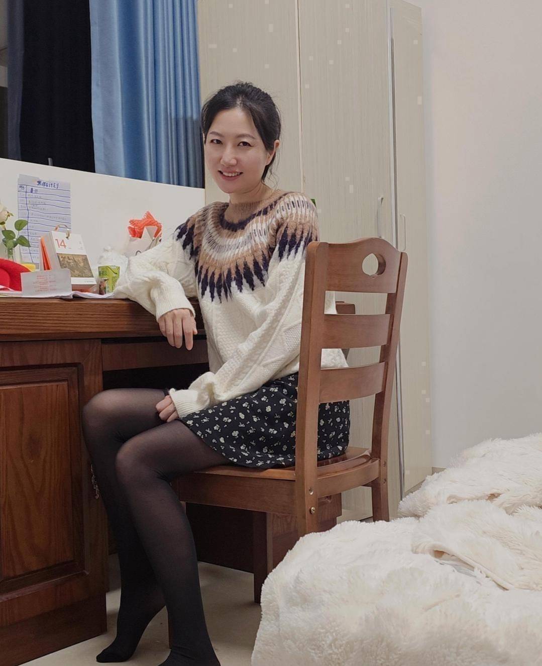 从小一起长大 在一起十几年了 在老家沐足店上班帮我还债 七夕从老家来挂壁房陪我过七81 / 作者:拿棍扒拉屎 / 