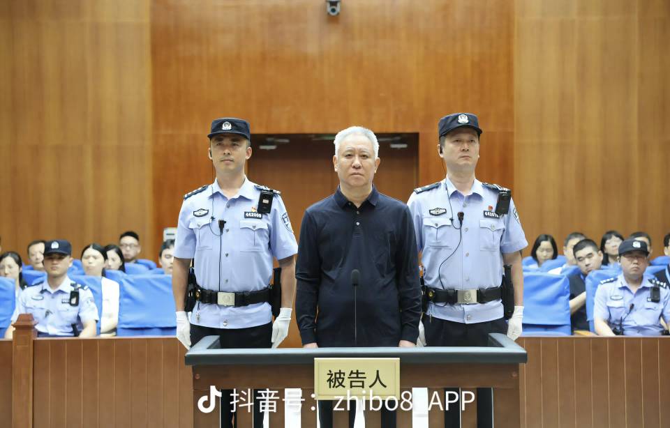 这人是谁啊，一个白头发老头子，刷抖音全是他

44 / 作者:师者 / 