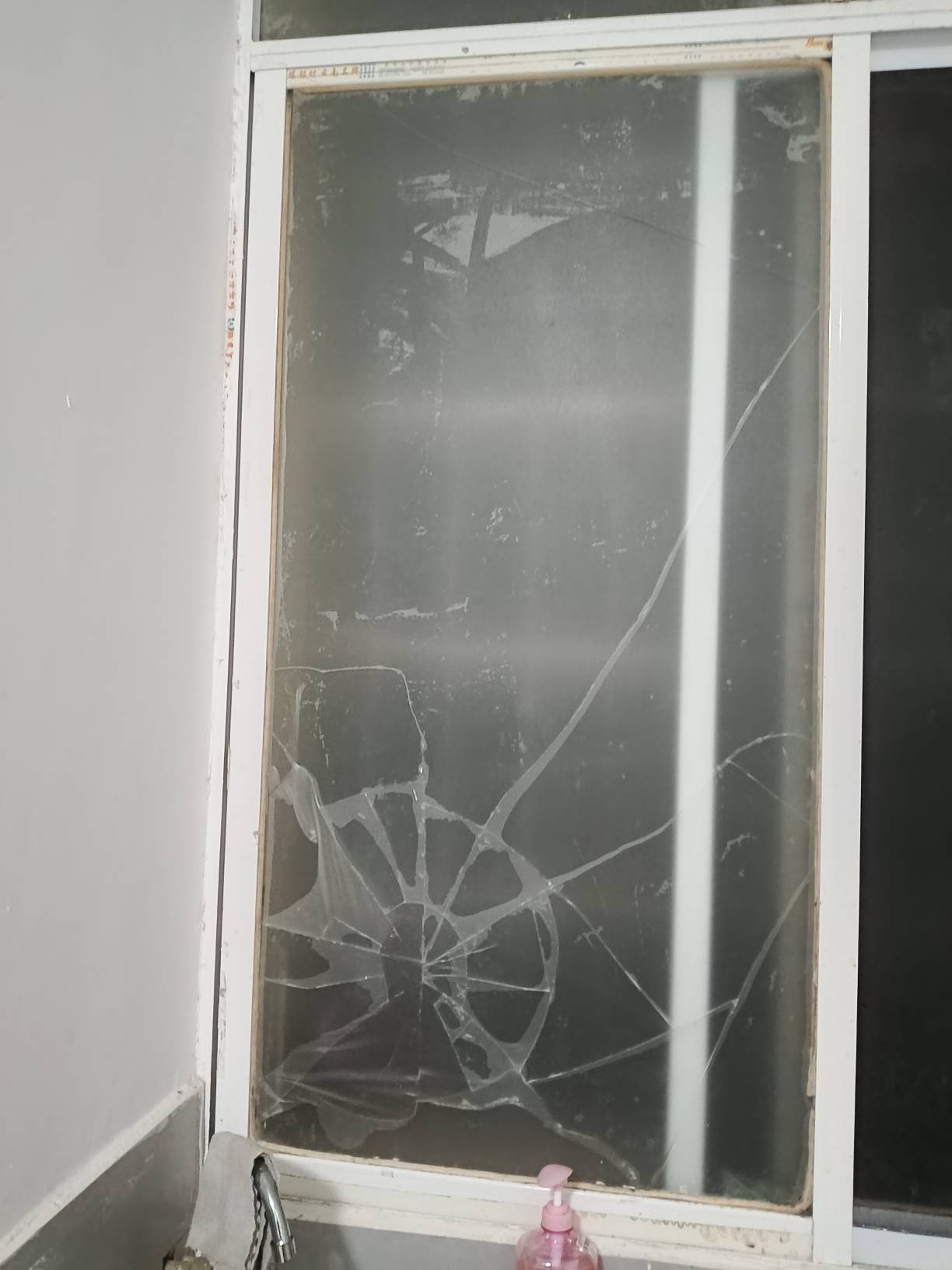 有老哥知道这个玻璃加安装好大概多少钱，喝多了打烂了房东叫明天下午之前换好

73 / 作者:一条小麻蛇啊 / 
