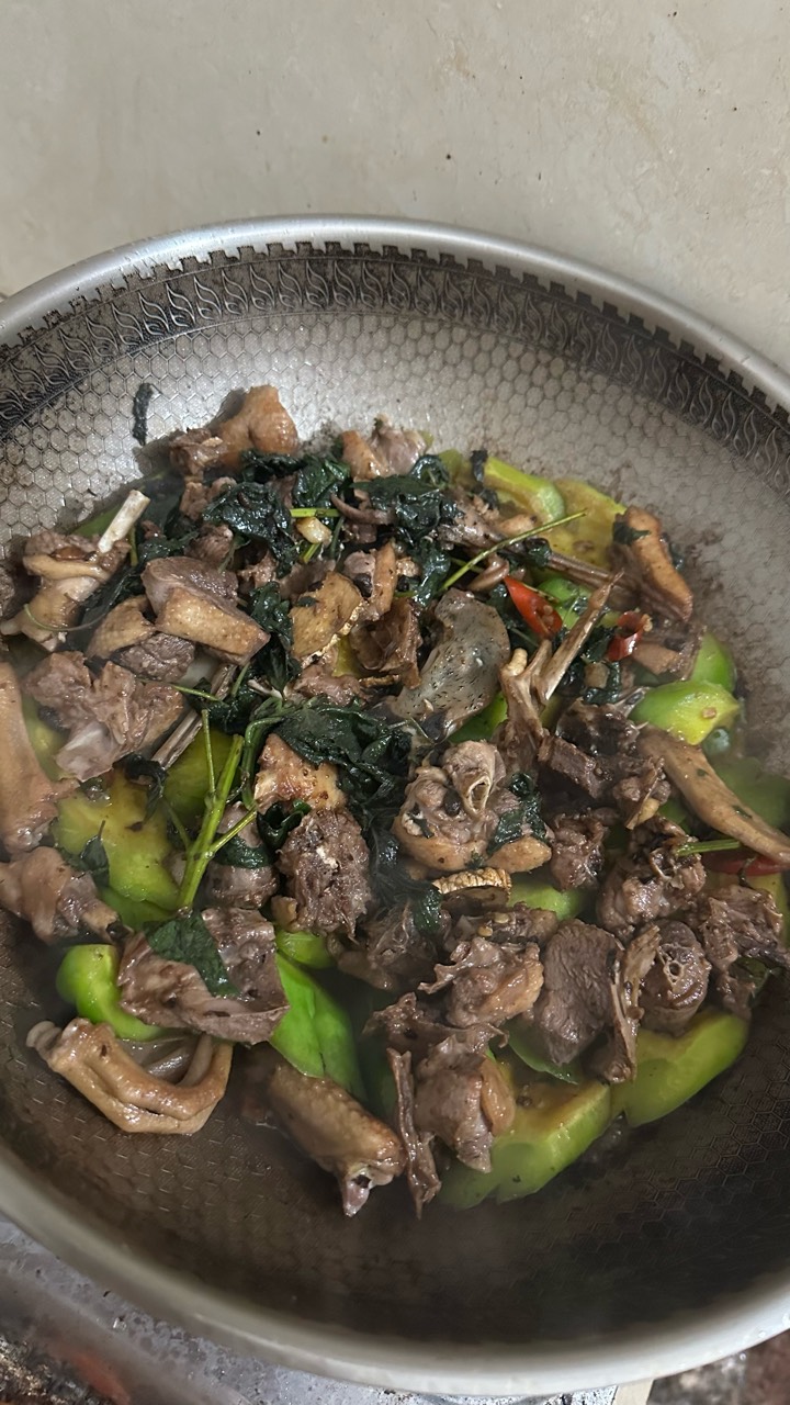 老哥，回家挂壁吧，村口那群大妈熬走了，自己煮个菜十几块能撑s

9 / 作者:不知明的靓仔 / 