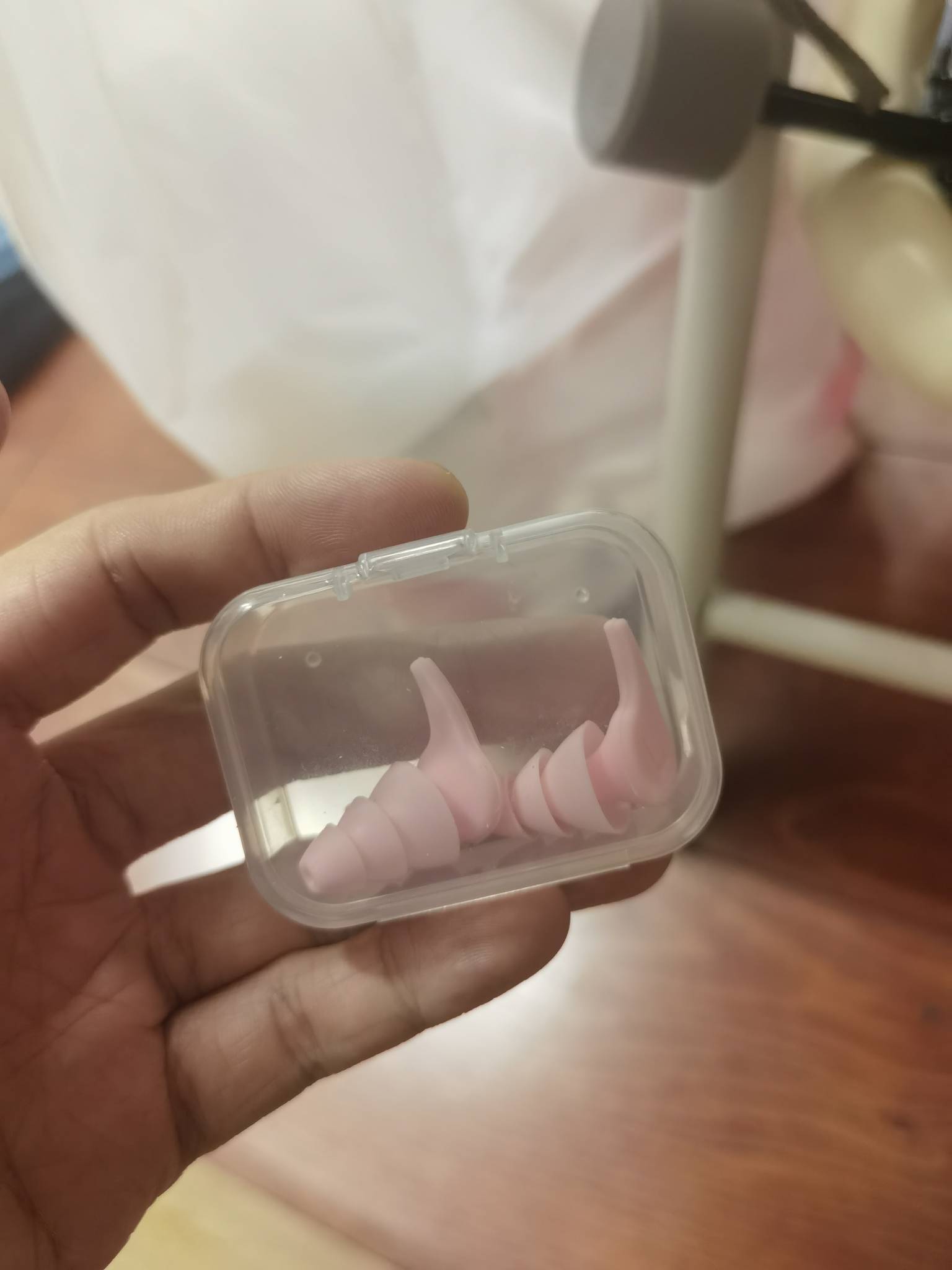 老哥们，挂壁青旅最近来了个大胖子，打呼噜声音贼大，而且肚子上居然还有像女人生过孩0 / 作者:东八区大佬 / 