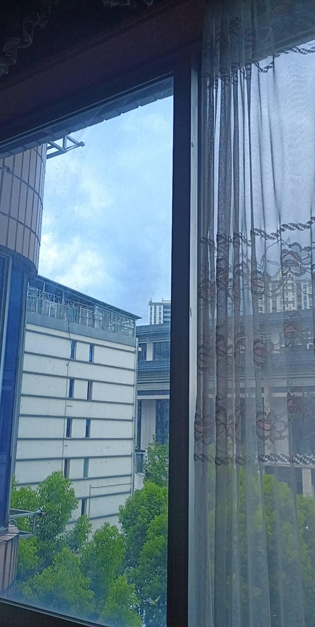 牢哥们，马上要下雨了，美团送外卖超时不罚款，我打算给外卖员发10 小费让他晚2分钟送68 / 作者:八下老哥 / 