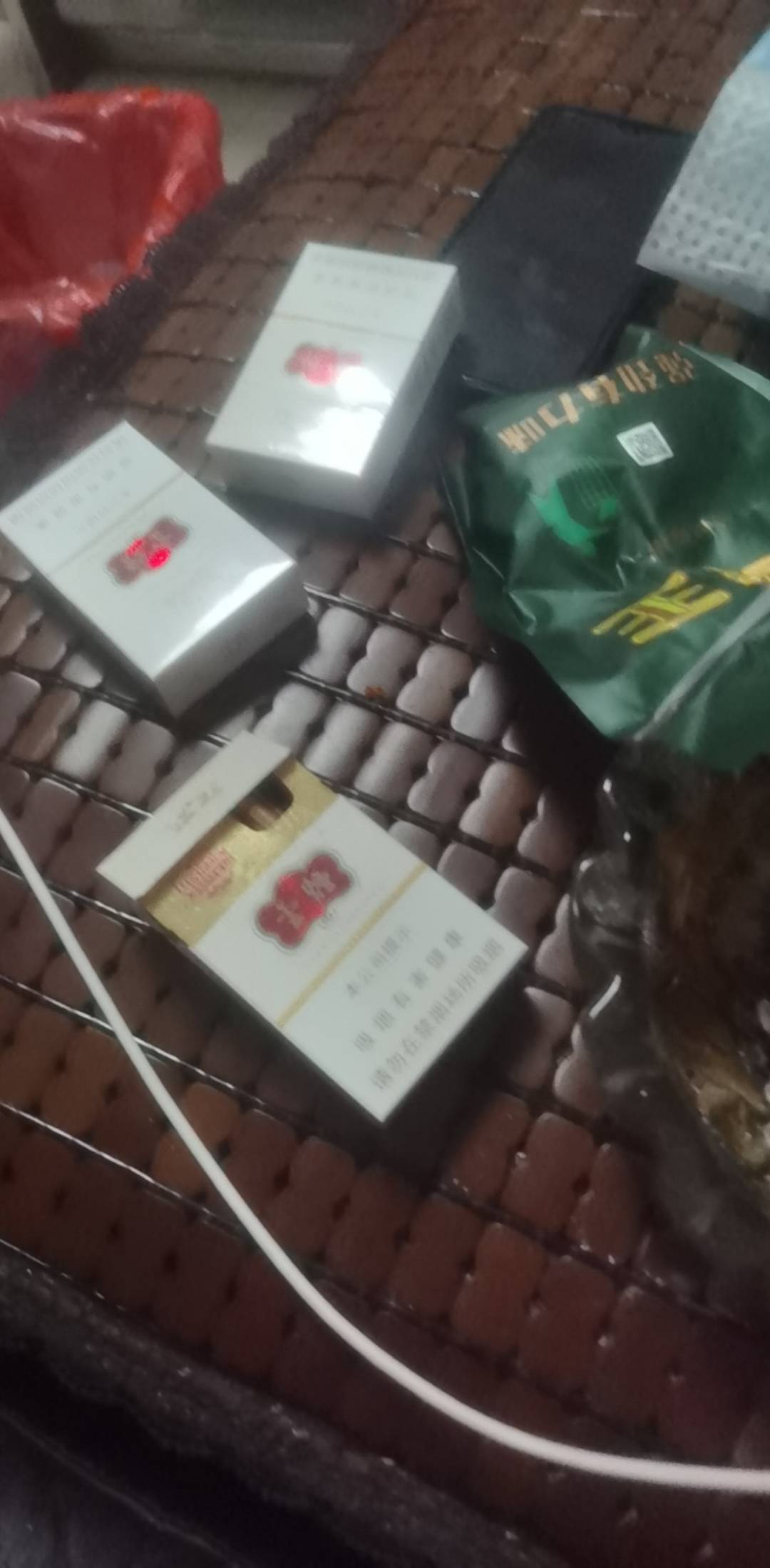 在隔壁一天买两包烟熬夜还得省着抽，干脆去街上买三包自己抽的.惯的，每天只能薅到烟78 / 作者:红红红花 / 
