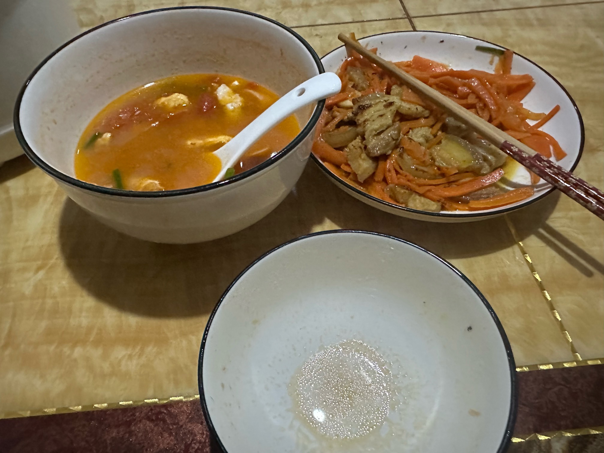 吃饭了老哥们，五花肉炒萝卜，西红柿鸡蛋汤，挂壁鸡蛋面，成本7元

100 / 作者:小熊咔咔咔 / 