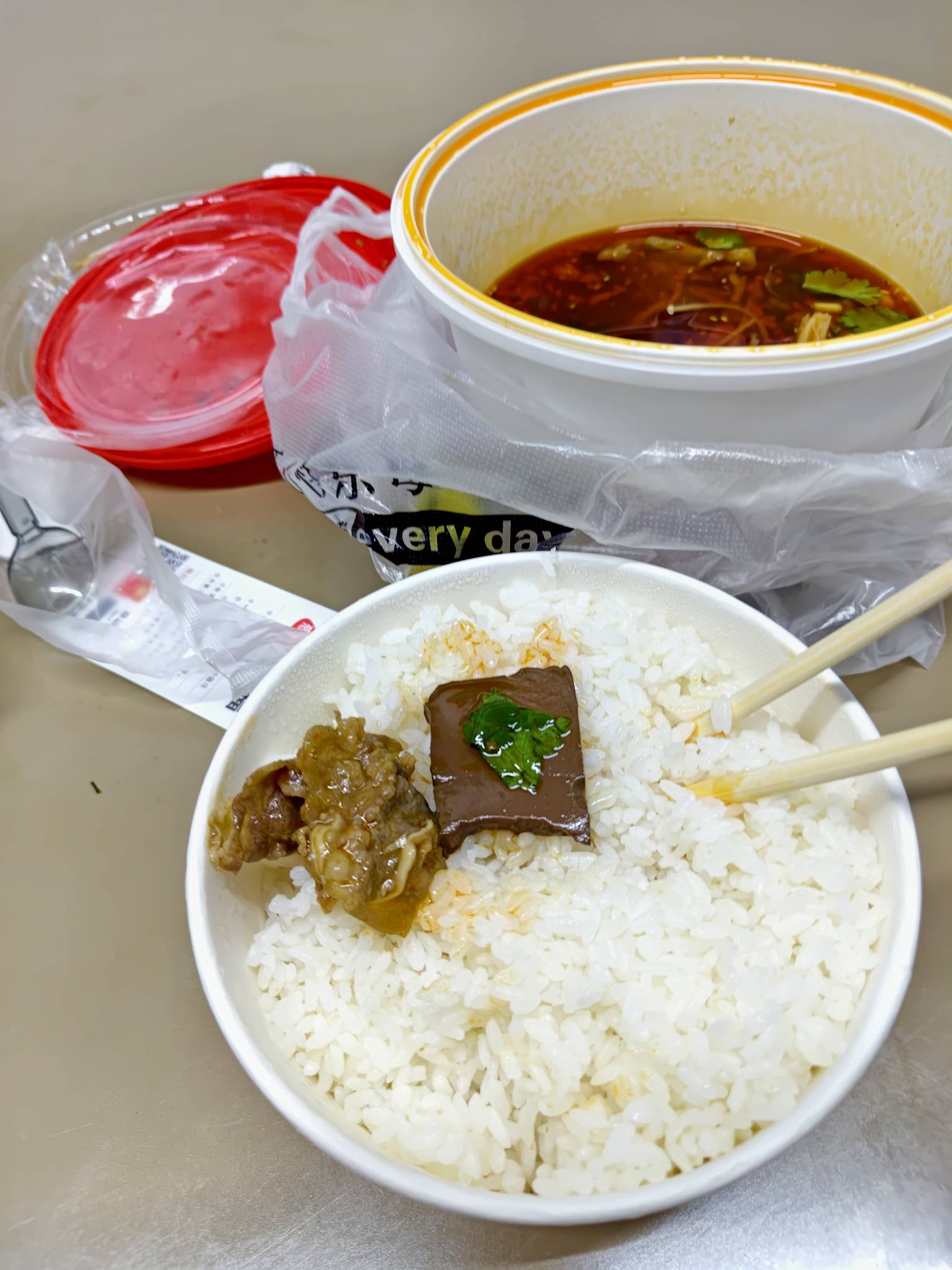 吃饭了老哥们

35 / 作者:男人永卟言败 / 