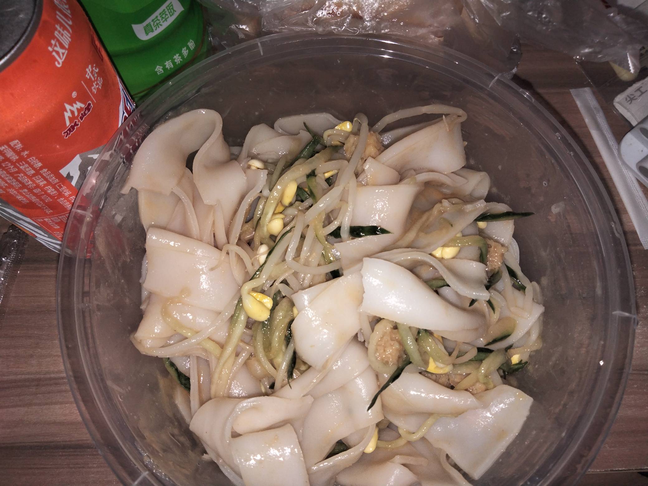 老哥们吃饭了，这个凉皮放有麻酱，吃起来有点酸，应该还放了醋，不太好吃

58 / 作者:机会哈哈 / 
