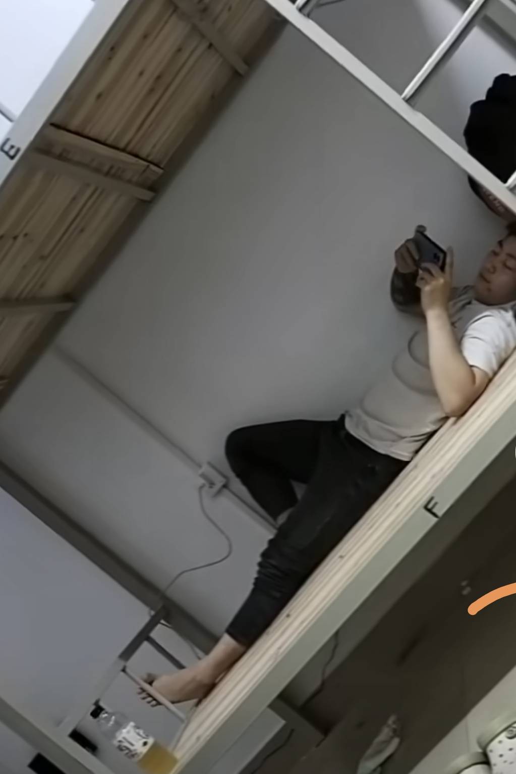 这哥们躺了一个礼拜了,班也不上,老板都赶不走,还偷我烟抽,哎咋整啊

28 / 作者:白瞎了人生 / 