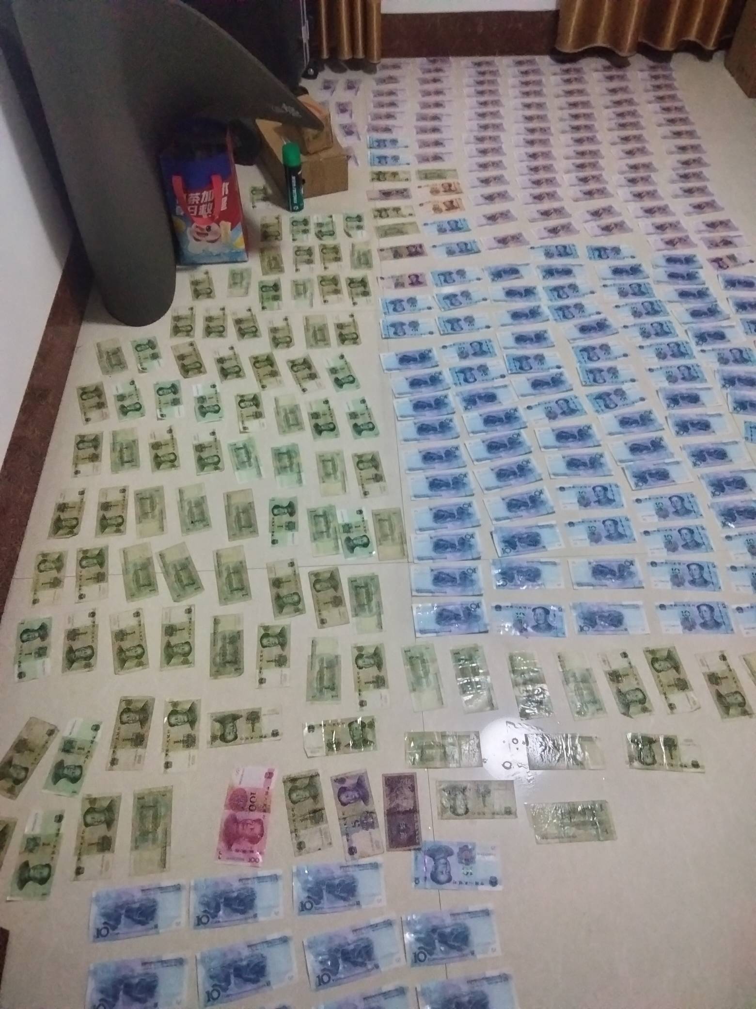 钱被淹了现在拿来晒，一股味道

18 / 作者:机会哈哈 / 