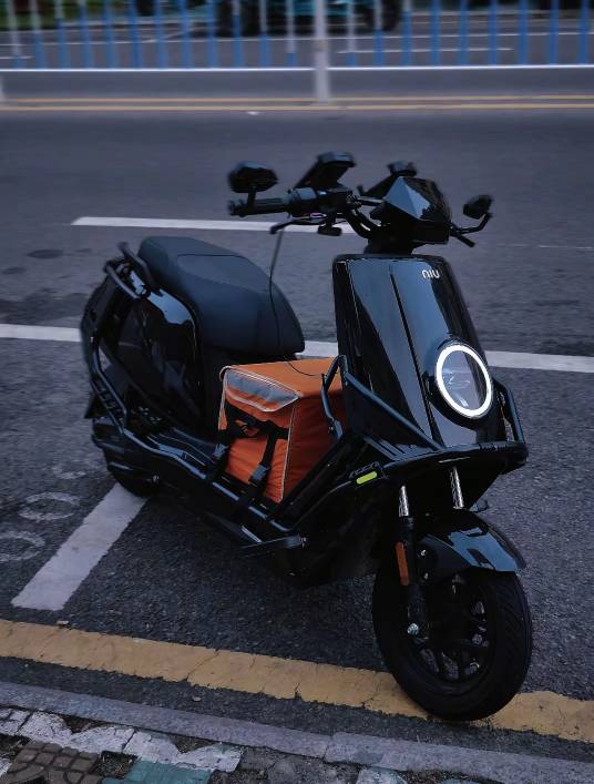 这小牛新出的风驰没上电池新车3499，护杠尾箱头盔全带，2200瓦电机峰值功率4000多瓦，20 / 作者:基基肯压基 / 