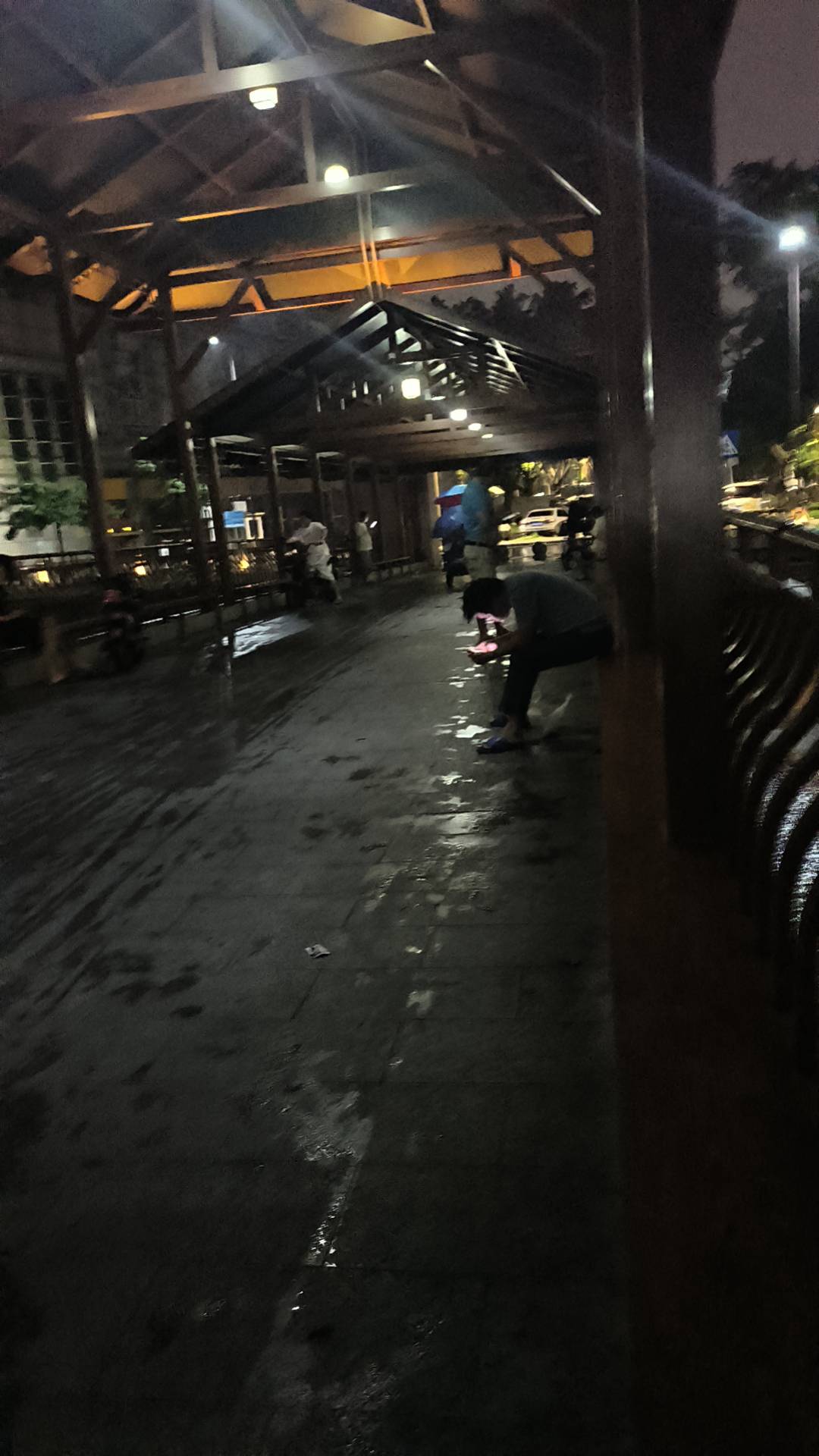 下雨了，今晚只能睡高埗文化广场桥下了

98 / 作者:老哥们丨 / 