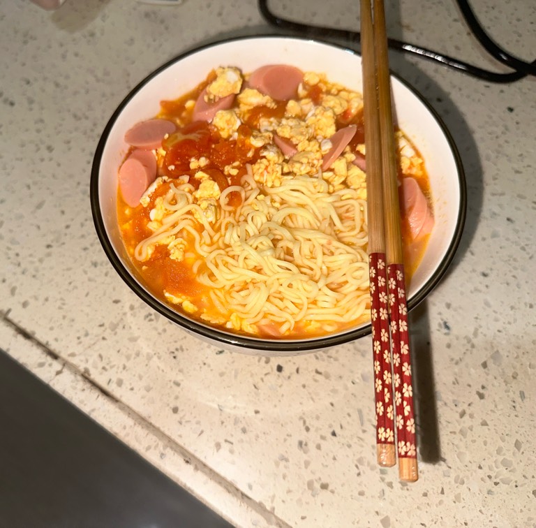 吃饭了老哥们，自己做了一碗鸡蛋面，成本四块钱

2 / 作者:小熊咔咔咔 / 