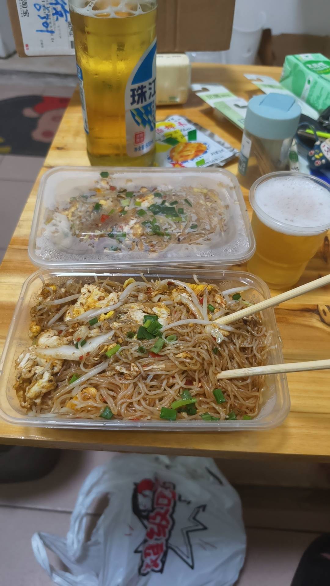 感谢美团免单。两个炒粉怎么吃的完


57 / 作者:挂比了救我鸭 / 