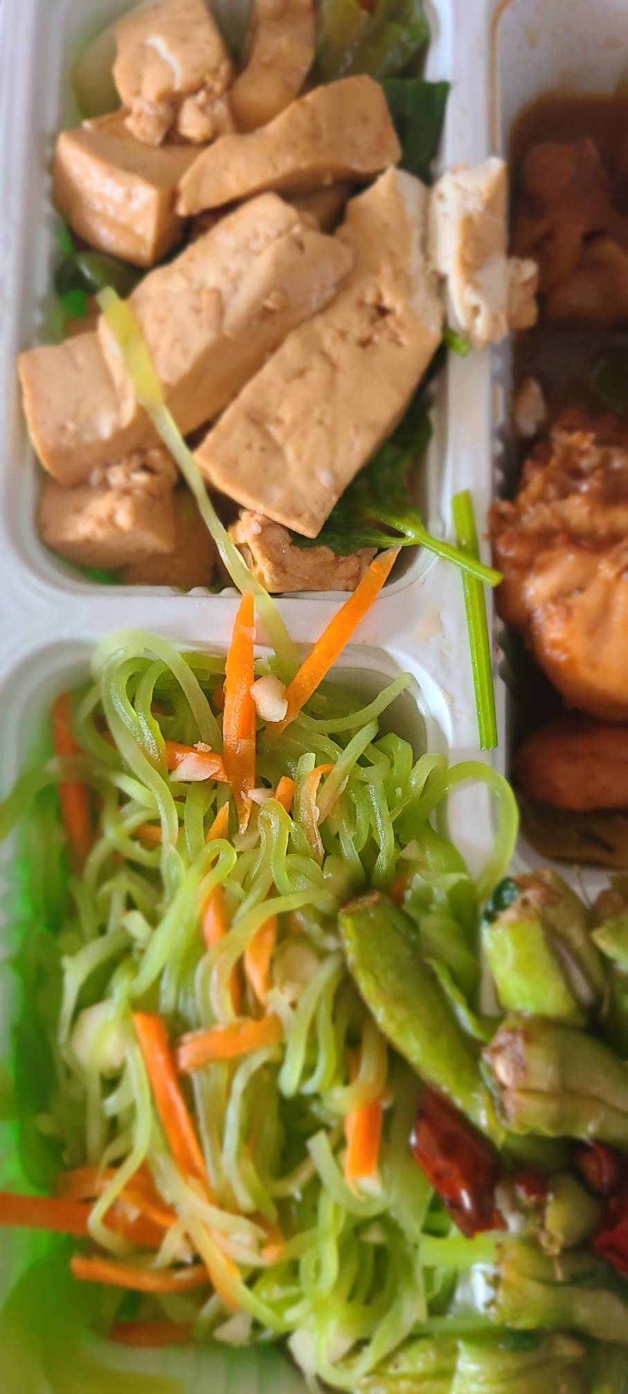 附近上新了一家快餐店，美团三素一荤才9.9。牛皮。量大管饱。


70 / 作者:本宝宝金 / 