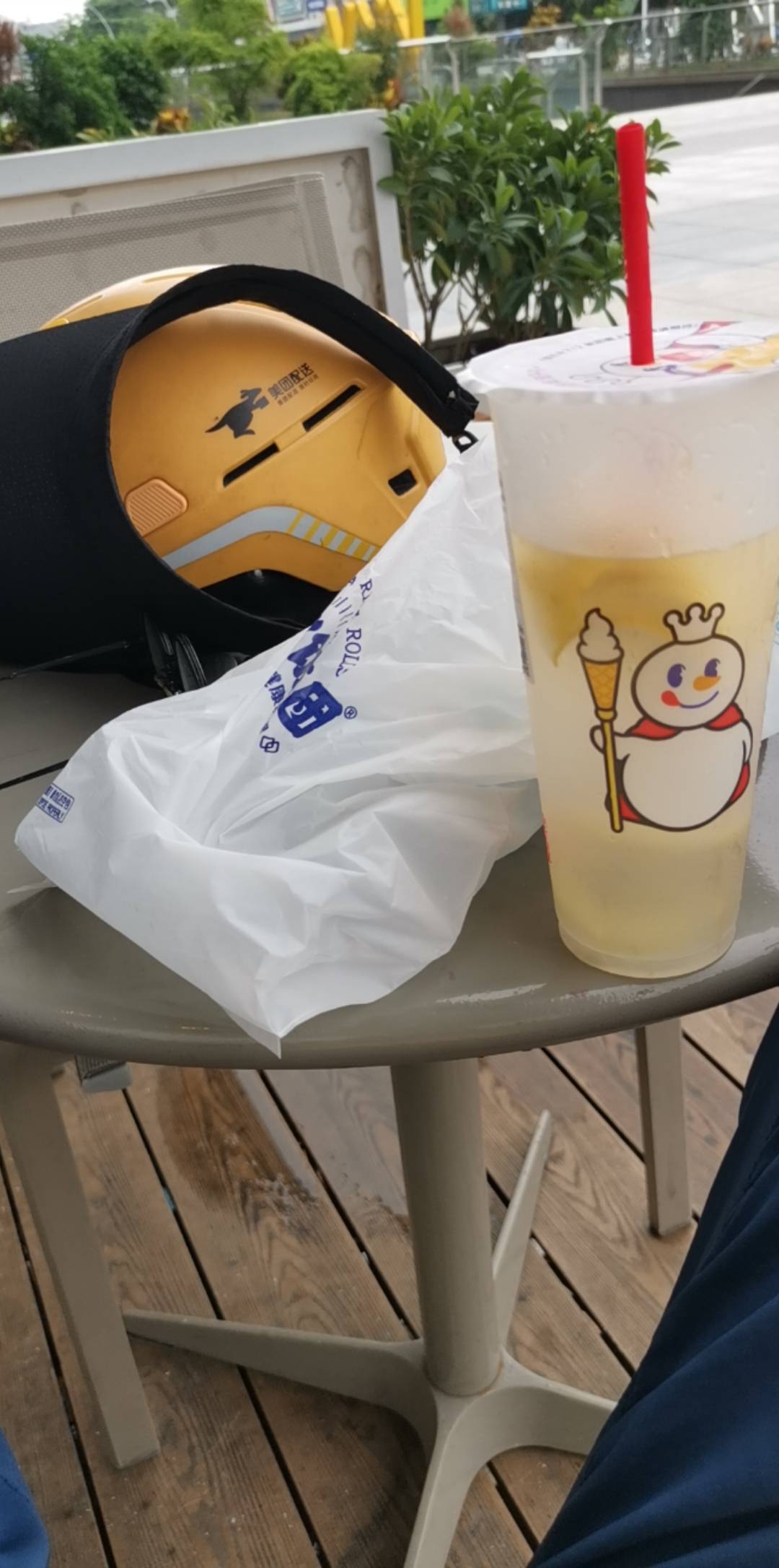 老哥们这是啥情况，刚点了个外卖快到了只有100米了然后突然更换骑手显示还有4点多公里72 / 作者:卡农菲菲菲 / 