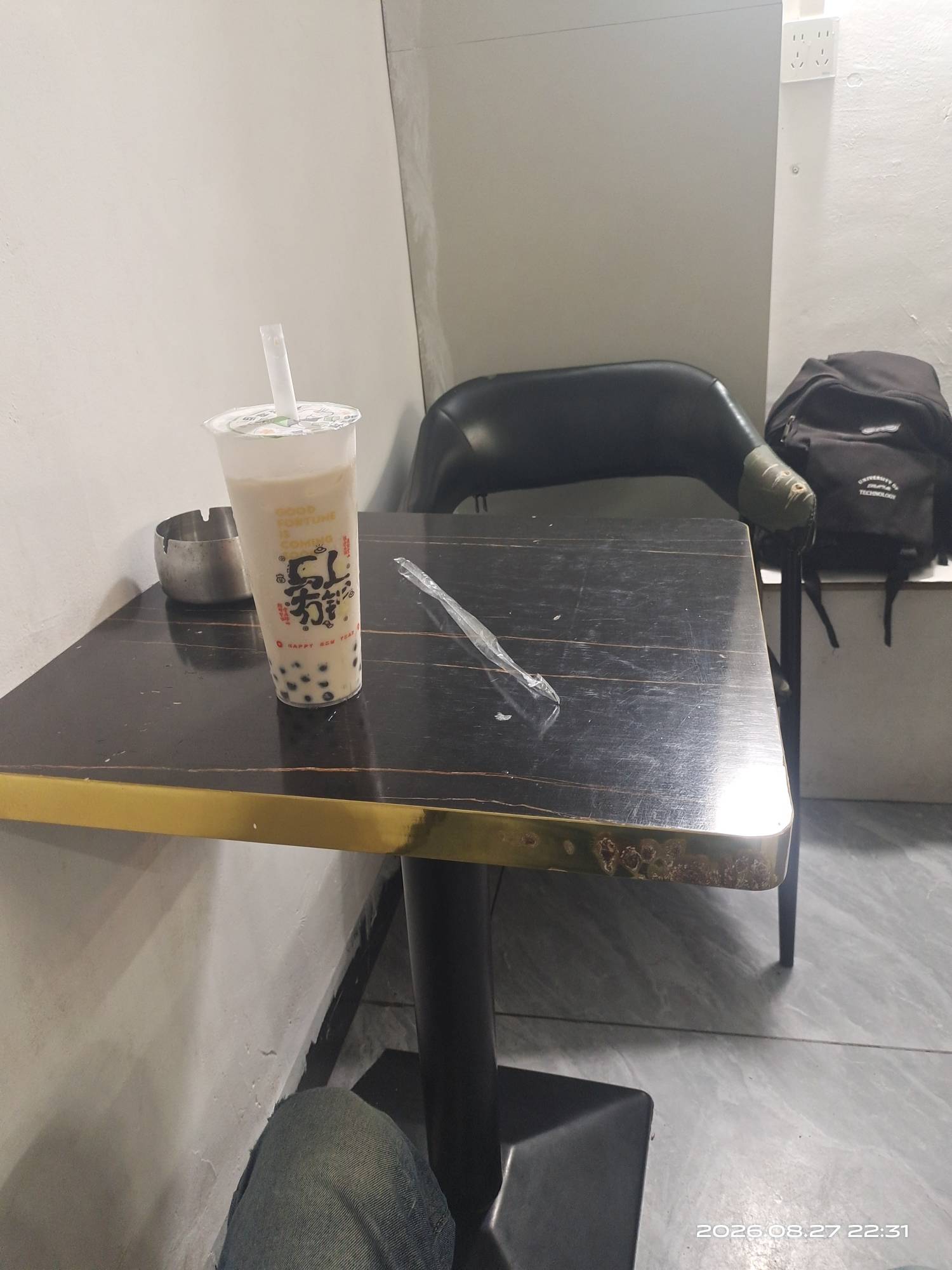倒下了，挂壁在奶茶店


94 / 作者:挂壁哥 / 