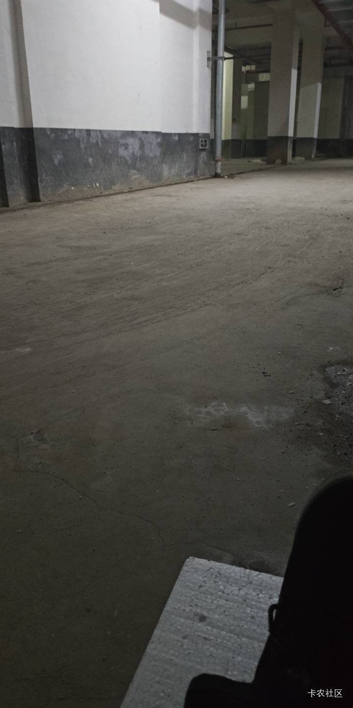 夜班保安巡逻了？

19 / 作者:朱铁胆 / 