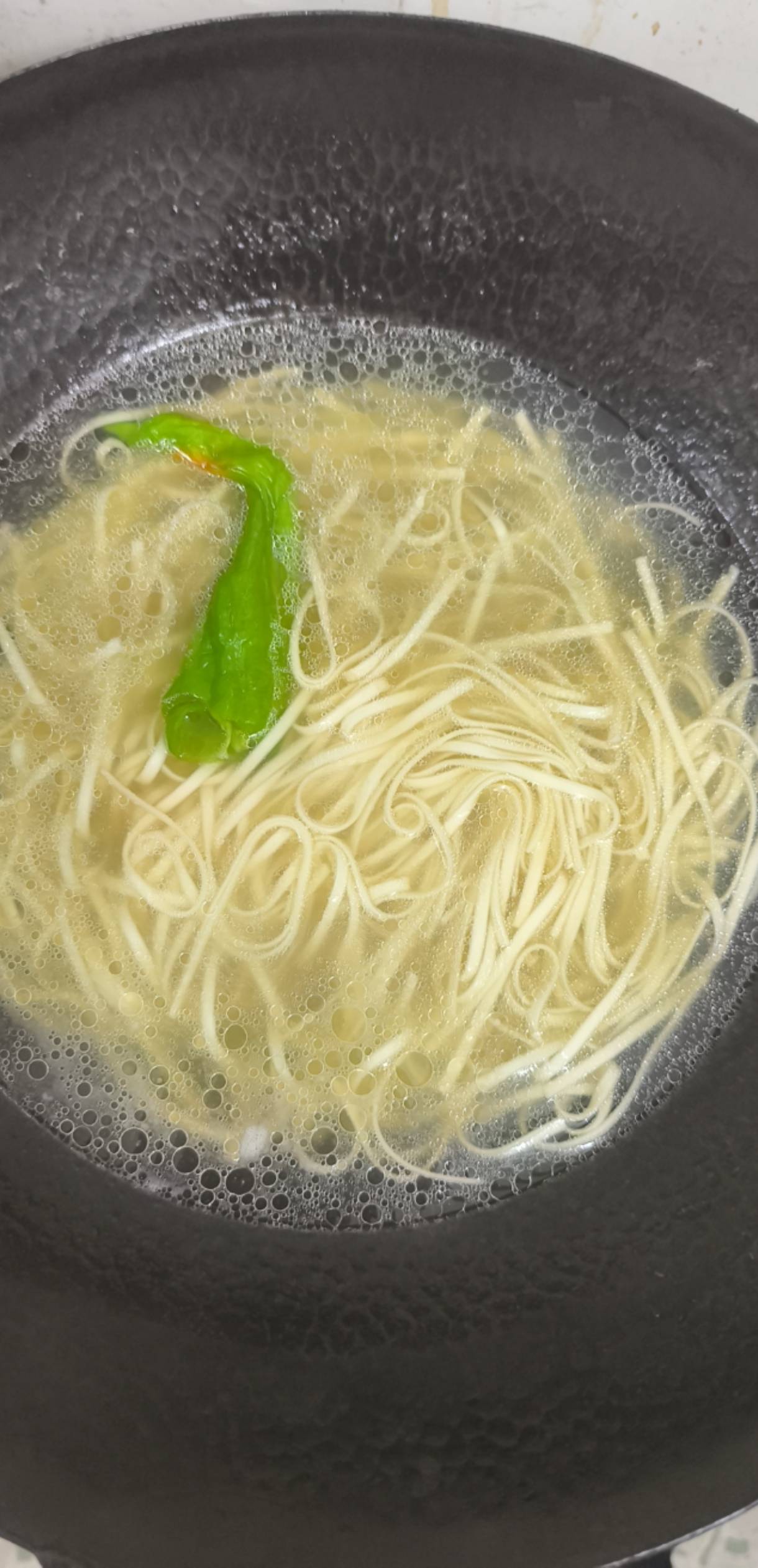 老哥们挂b面也只剩最后一餐了 去菜市场捡了一个辣椒还有一半没烂 美汁汁


17 / 作者:灵峰空 / 
