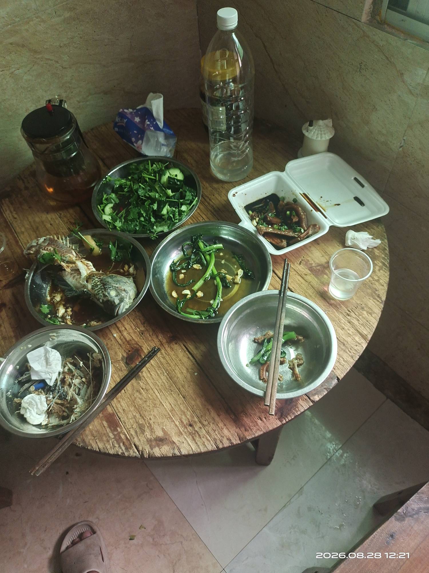 老哥们，别人天天在我这里吃饭怎么办？烟酒茶菜，都是我的煮饭烧菜也是我，在哪里等63 / 作者:挂壁哥 / 