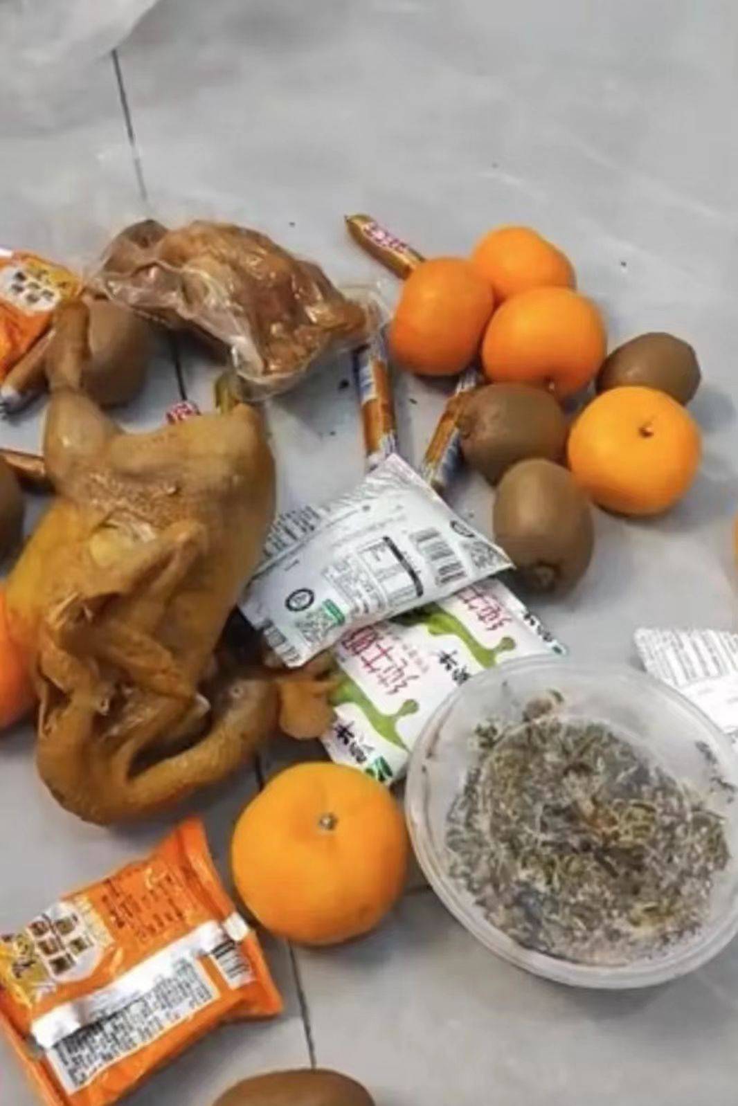 昨晚上到处捡了一些贡品    你们没有捡吗？   我是不相信这个的

57 / 作者:杂货挖掘铺 / 