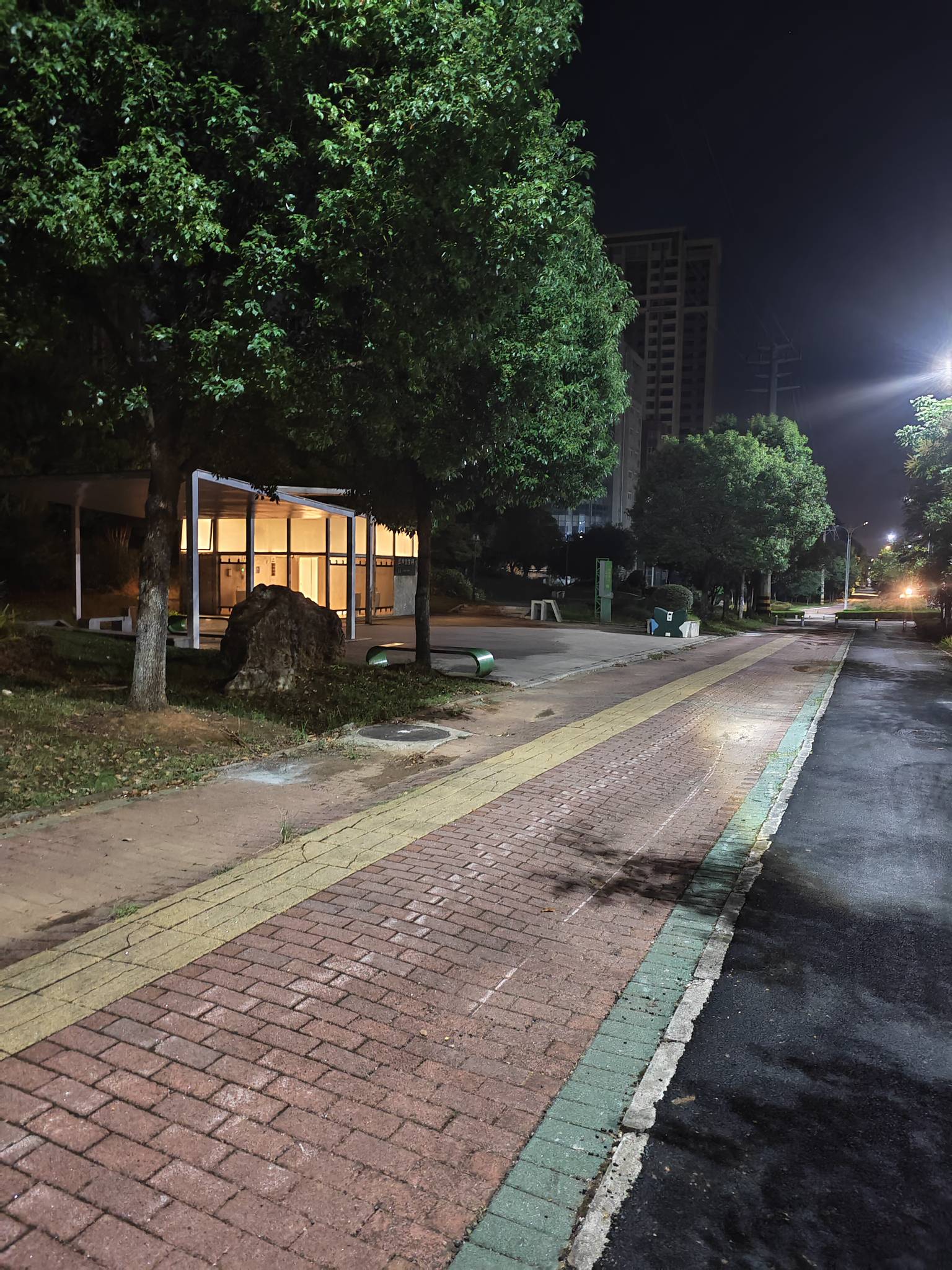 瘫痪公园第十二天，公园旁边有个公厕可以充电





38 / 作者:红菜苔 / 