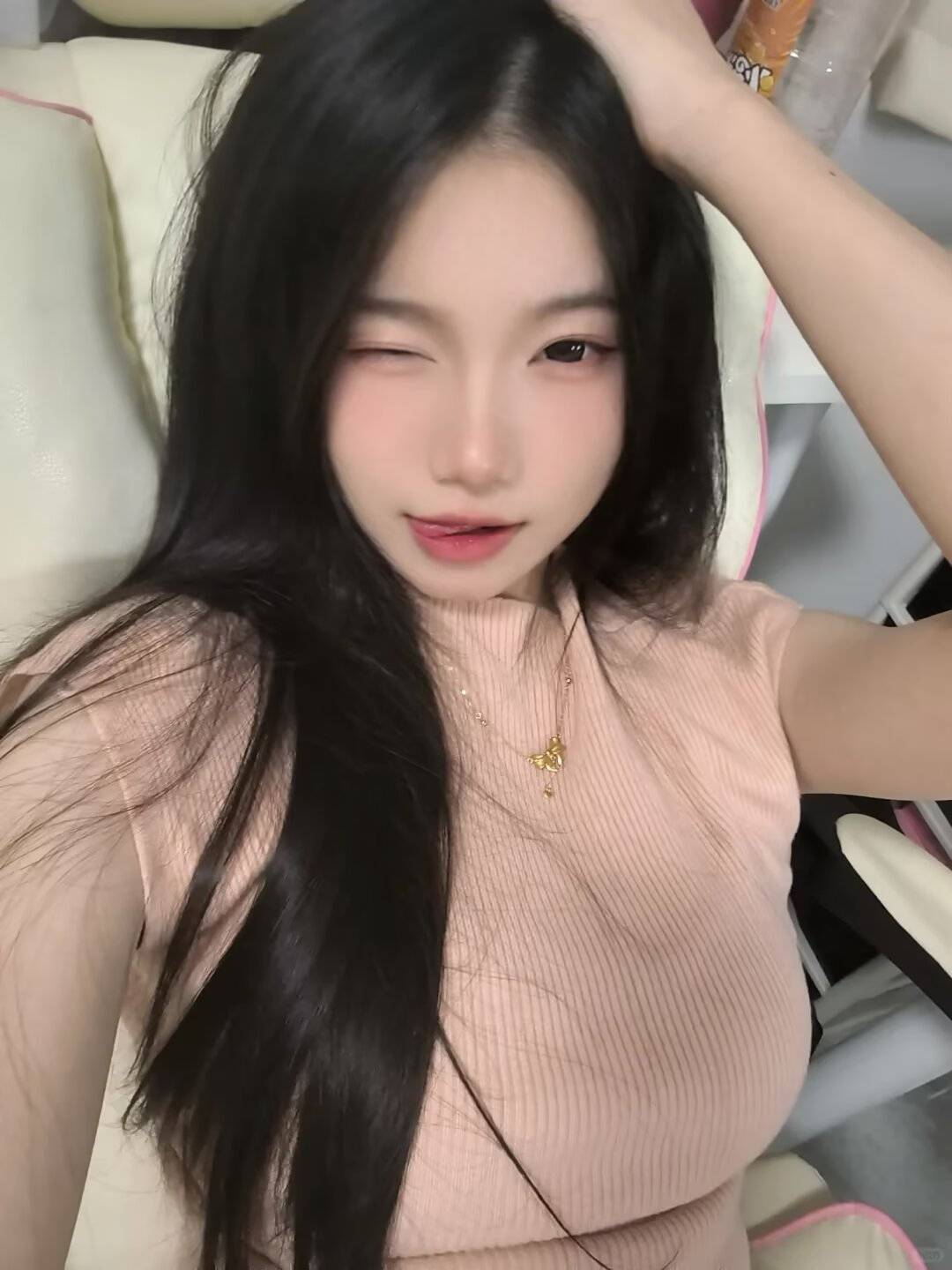 能不能给我说句生日快乐
老哥们       虽然很不快乐

79 / 作者:拜神不如拜仁 / 