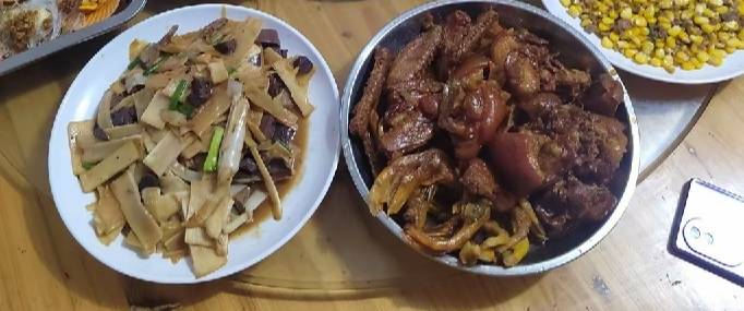面来

37 / 作者:专业吃席 / 