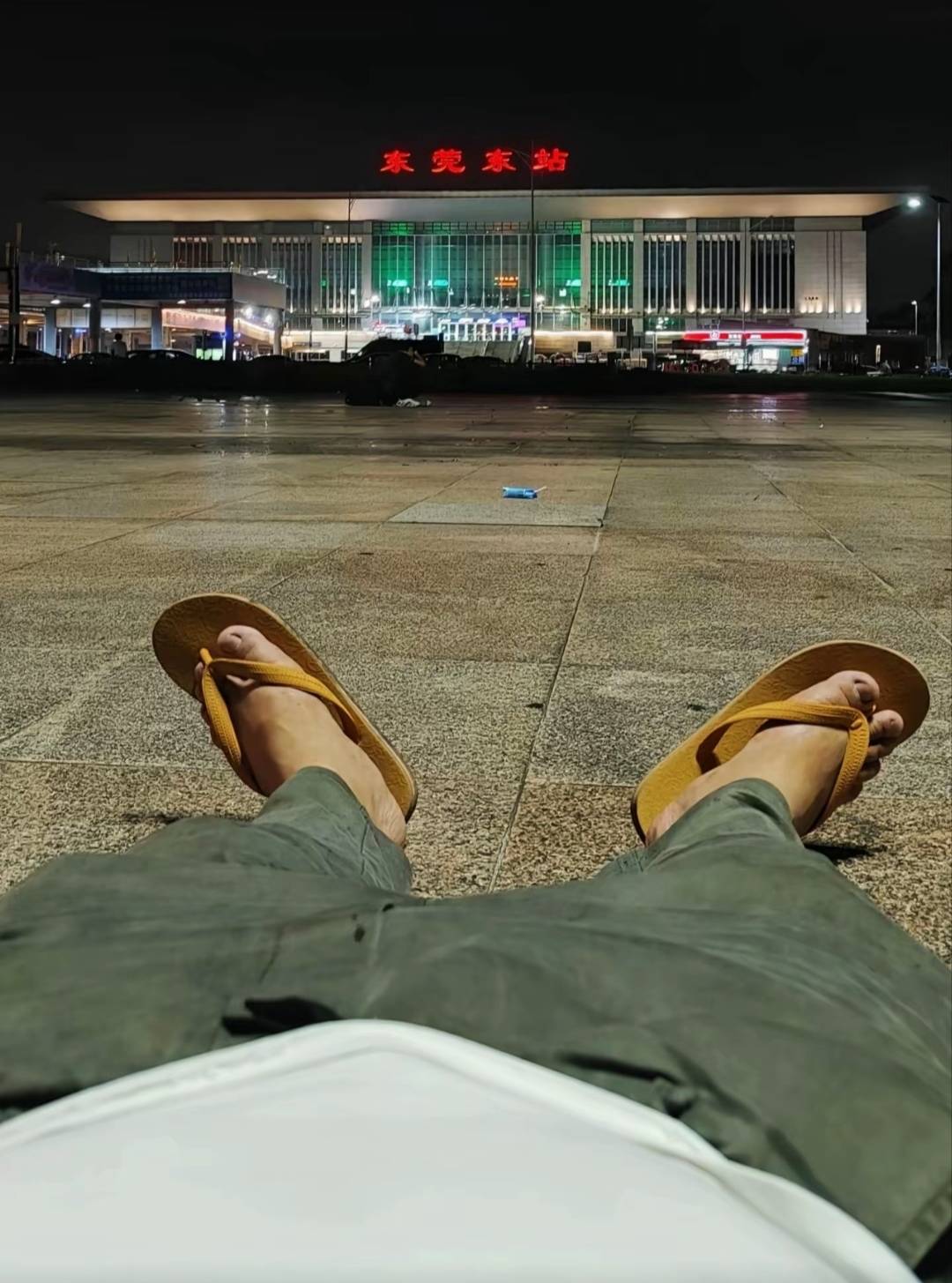 刚出去买烟被老板羞辱了，今天搞的碰一下3个5元的红包，刚刚出去买包15的硬经典我跟老94 / 作者:先天挂逼圣体 / 