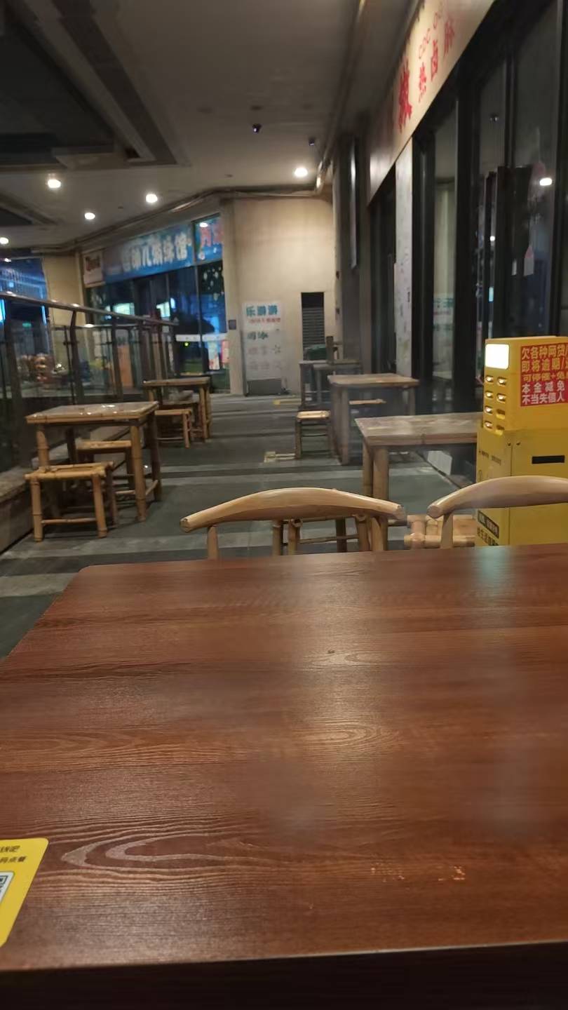 刚出去买烟被老板羞辱了，今天搞的碰一下3个5元的红包，刚刚出去买包15的硬经典我跟老100 / 作者:杀死狗庄 / 