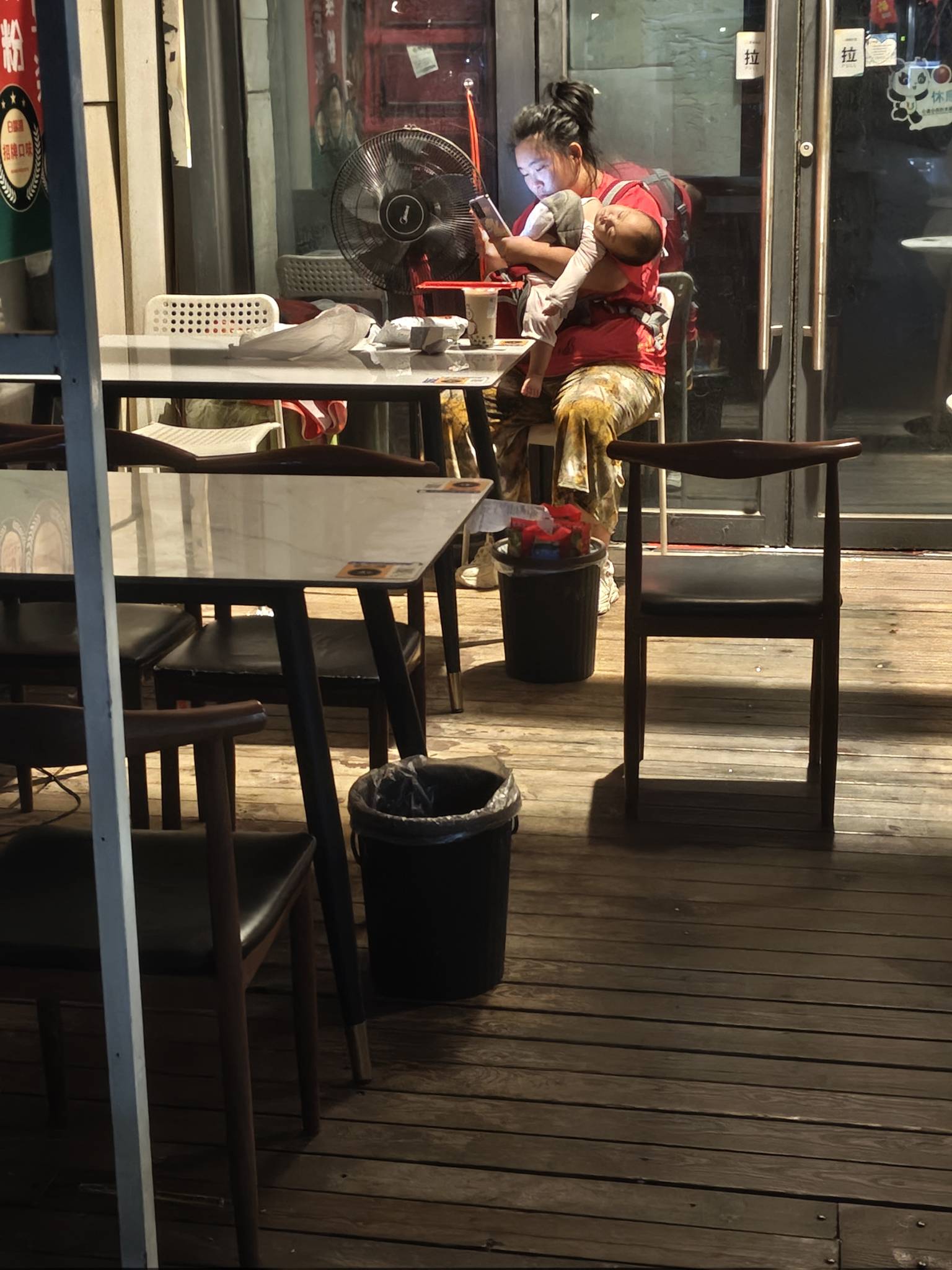 报完警，情况就是东西被拾荒的人拿走了，坐路边等他妹妹。但是她妹妹好像不管。3个小26 / 作者:杀死狗庄 / 
