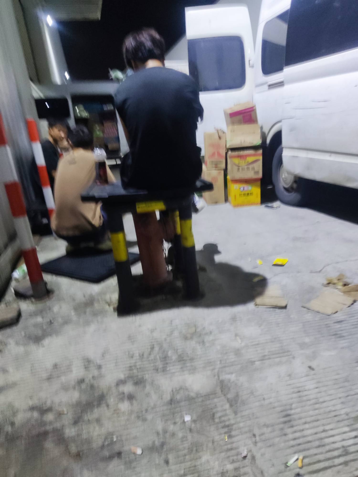 笑死了，美团分拣这里文员直招的27一小时，有个藏族老哥我看穿的马甲不一样我问他多少14 / 作者:麻将糊了333 / 