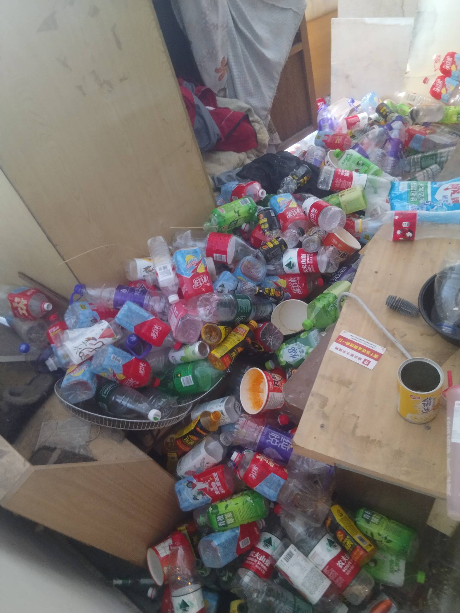 随机挑选一个收废品的老头，发小修车的，修车的都比较邋遢。我一年来他宿舍出一次废品56 / 作者:提莫大王 / 