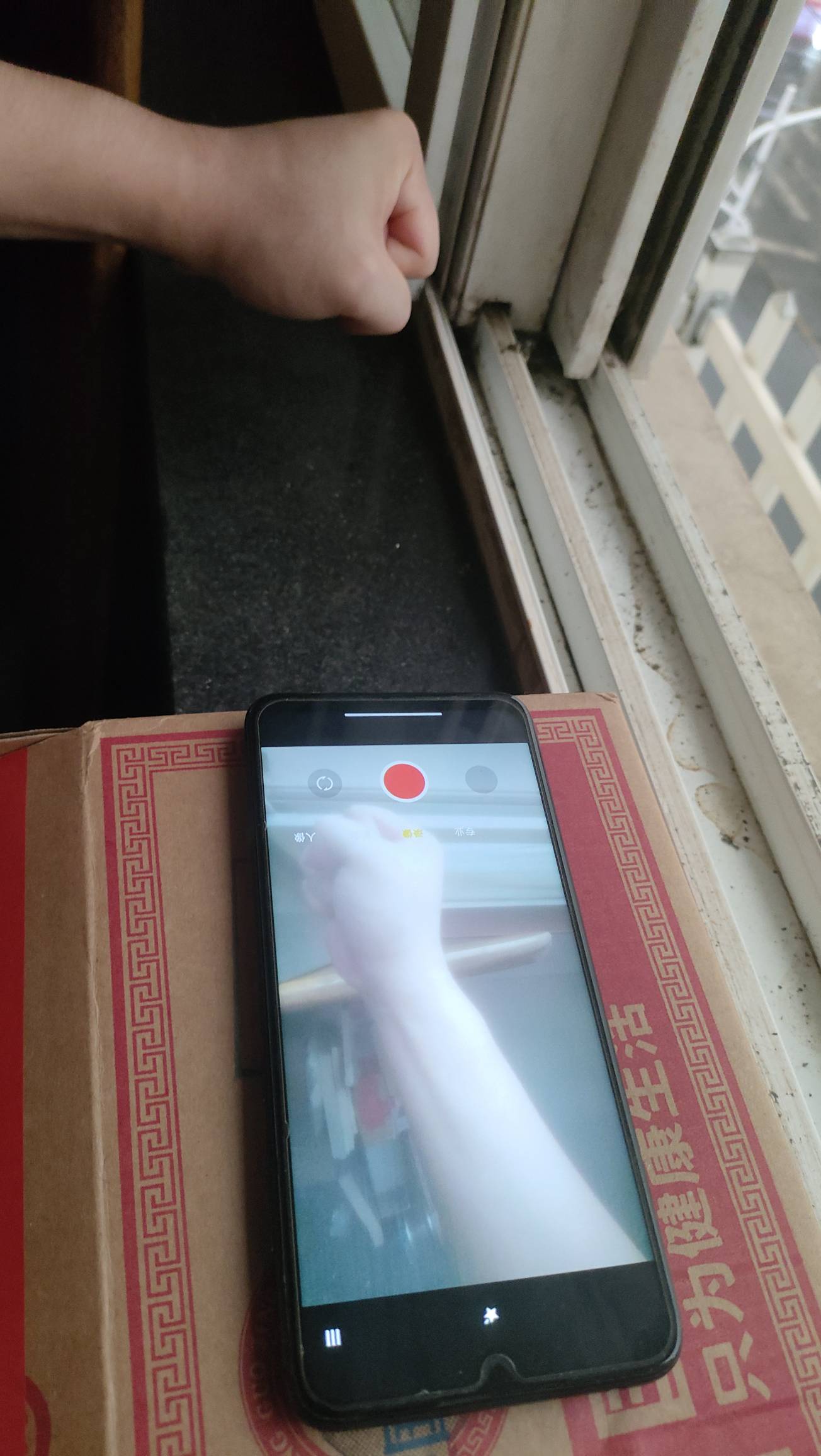 老哥们，我的挂壁手机平放桌面就能水平方向录像，你们手机有这功能吗


13 / 作者:释迦牟尼 / 