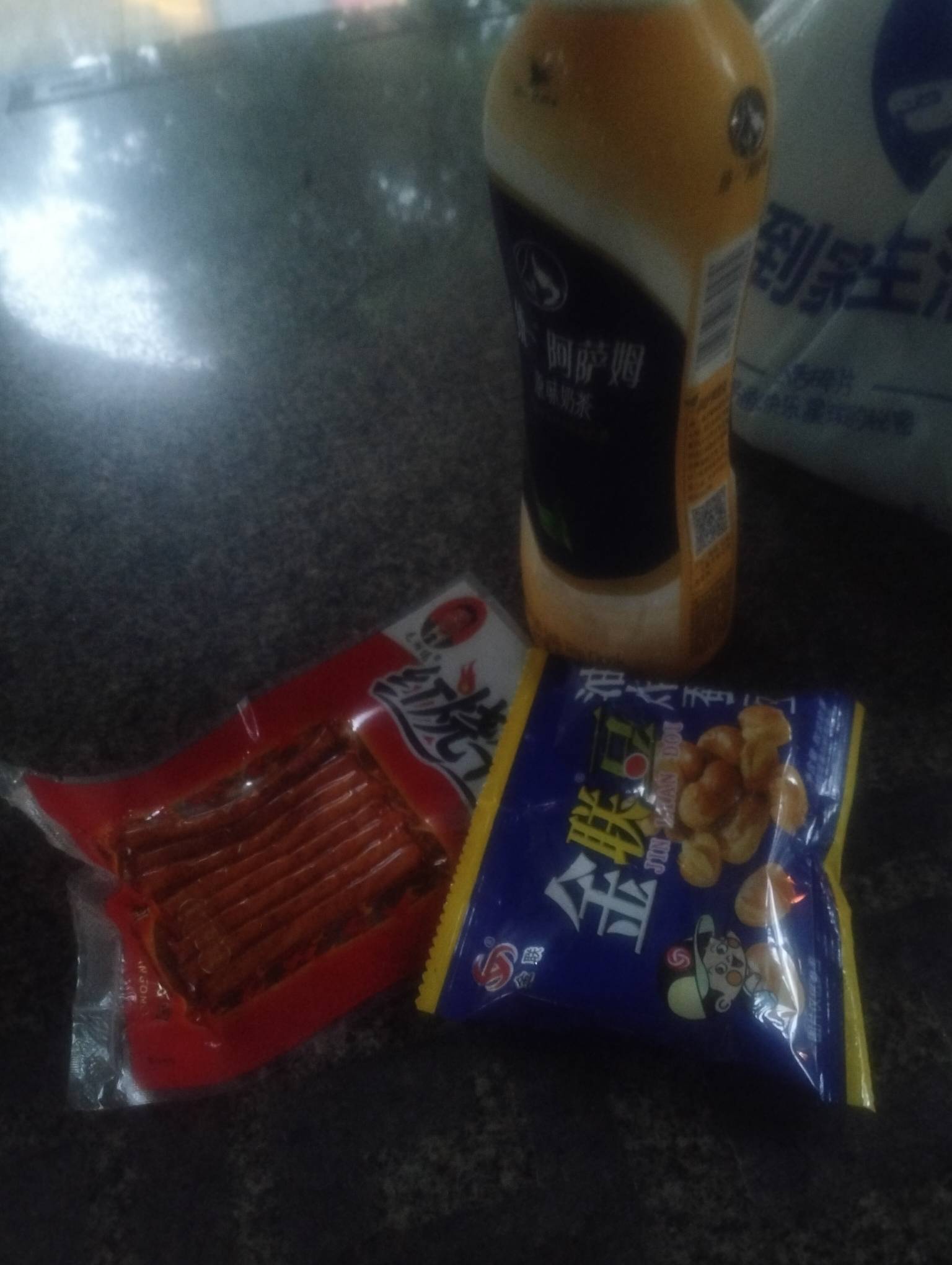 天黑了，老哥们开始晚饭了。今晚蚕豆配辣条

28 / 作者:尛•牛•蛮 / 