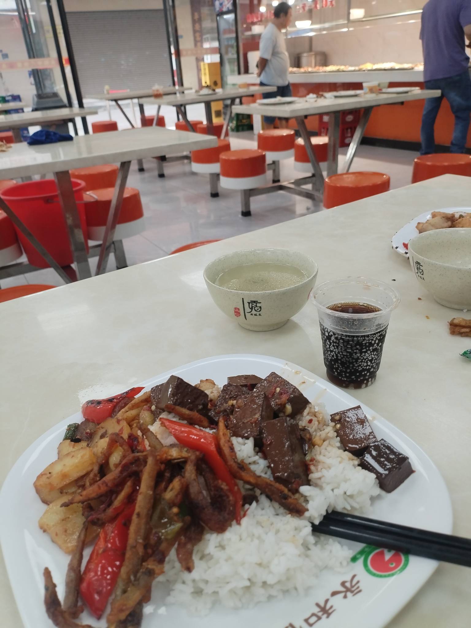 今天下雨没地方躺了，一个月没录毛，切底饿晕了。

3 / 作者:湖南陈小春 / 