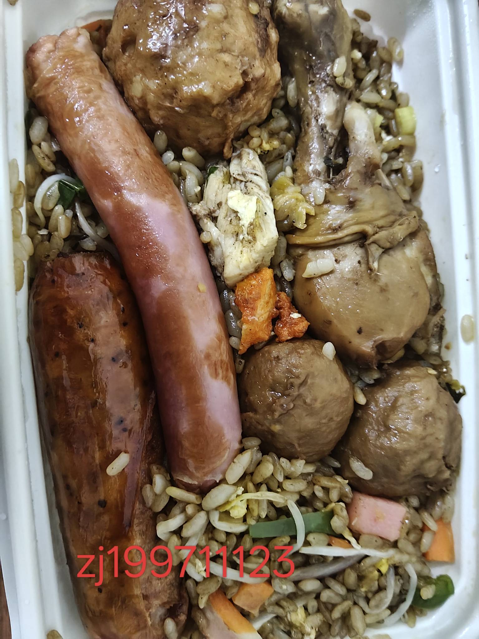 放13样食材7荤6素的炒饭 卖30合理吗 太贵了吧 不过挺好吃又当冤种了加上鸡腿 热狗之类88 / 作者:逃跑的小孩 / 