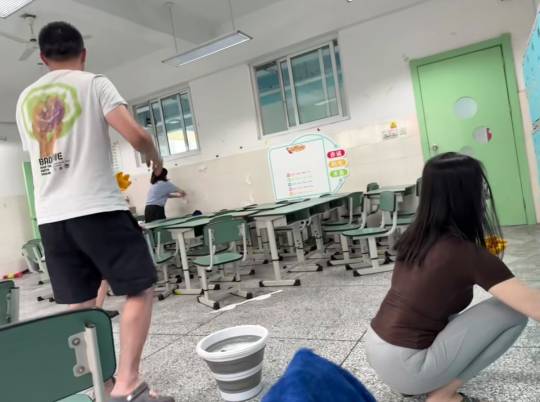 老哥们，开学了，开始打扫教室了

88 / 作者:云祁 / 