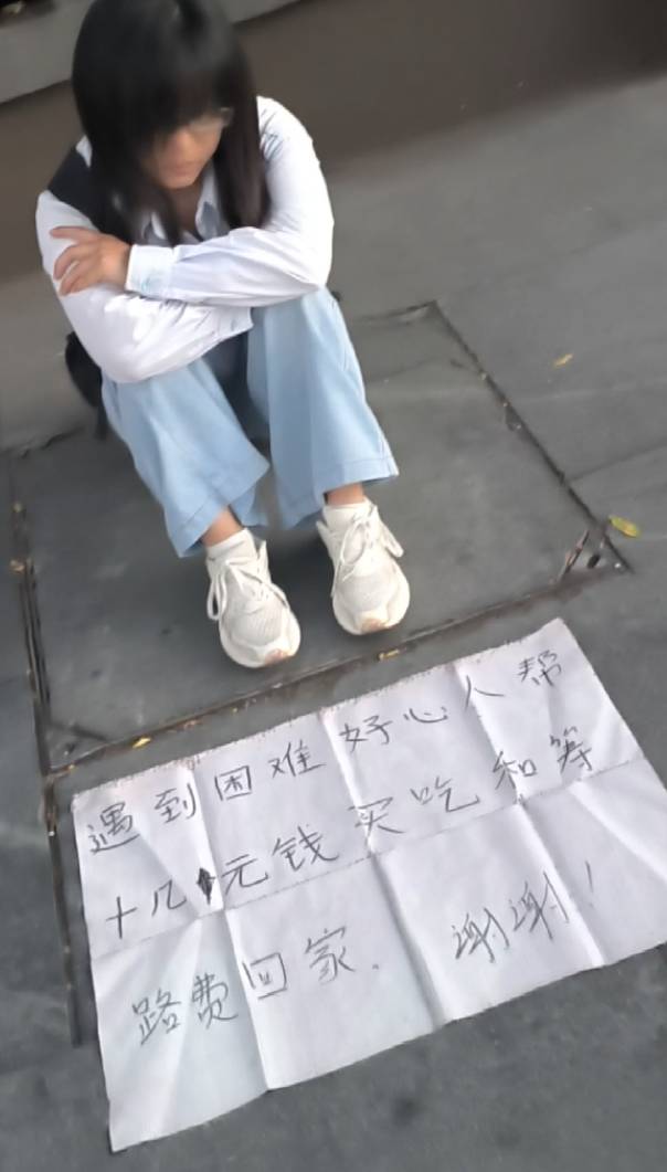 老哥们快救救她，在我住这边方圆两公里内摆了一两年了。

53 / 作者:老默来条鱼 / 