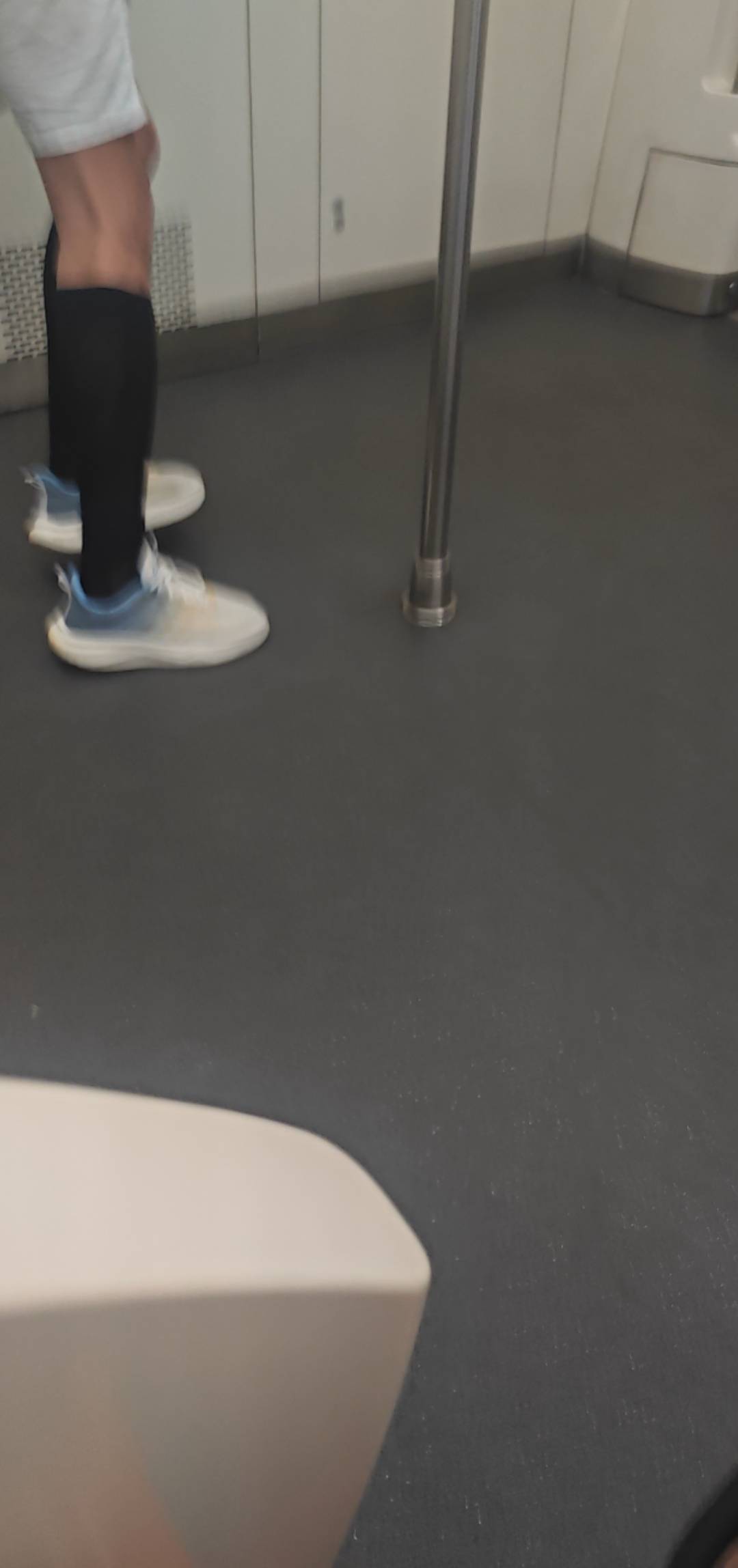 老哥，地铁上有个.，我去，一个男的穿丝袜

97 / 作者:ㅤs / 